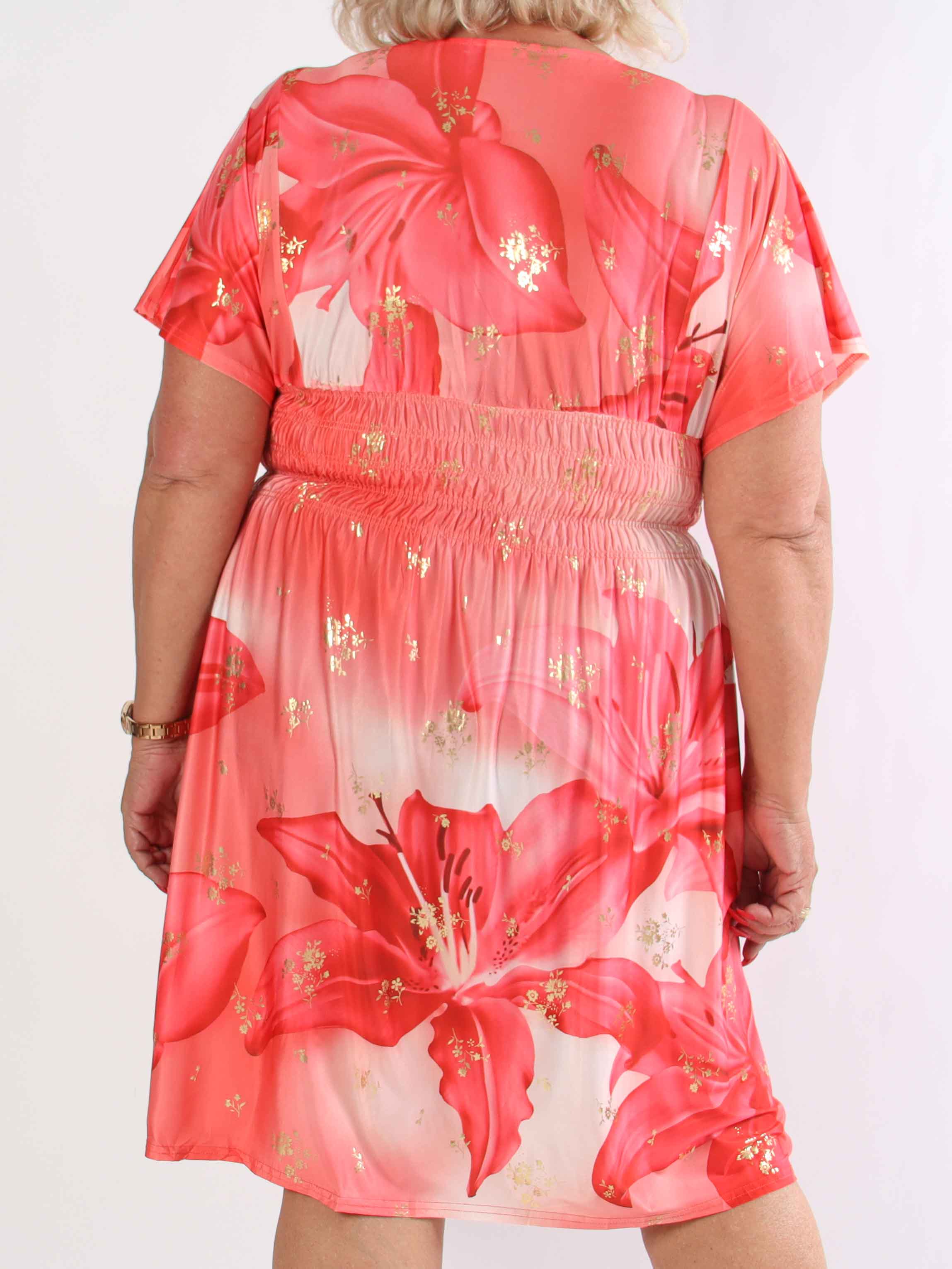 Pams Big Lily Short - Kort elastisk plus size klänning med stora liljor och gulddetaljer