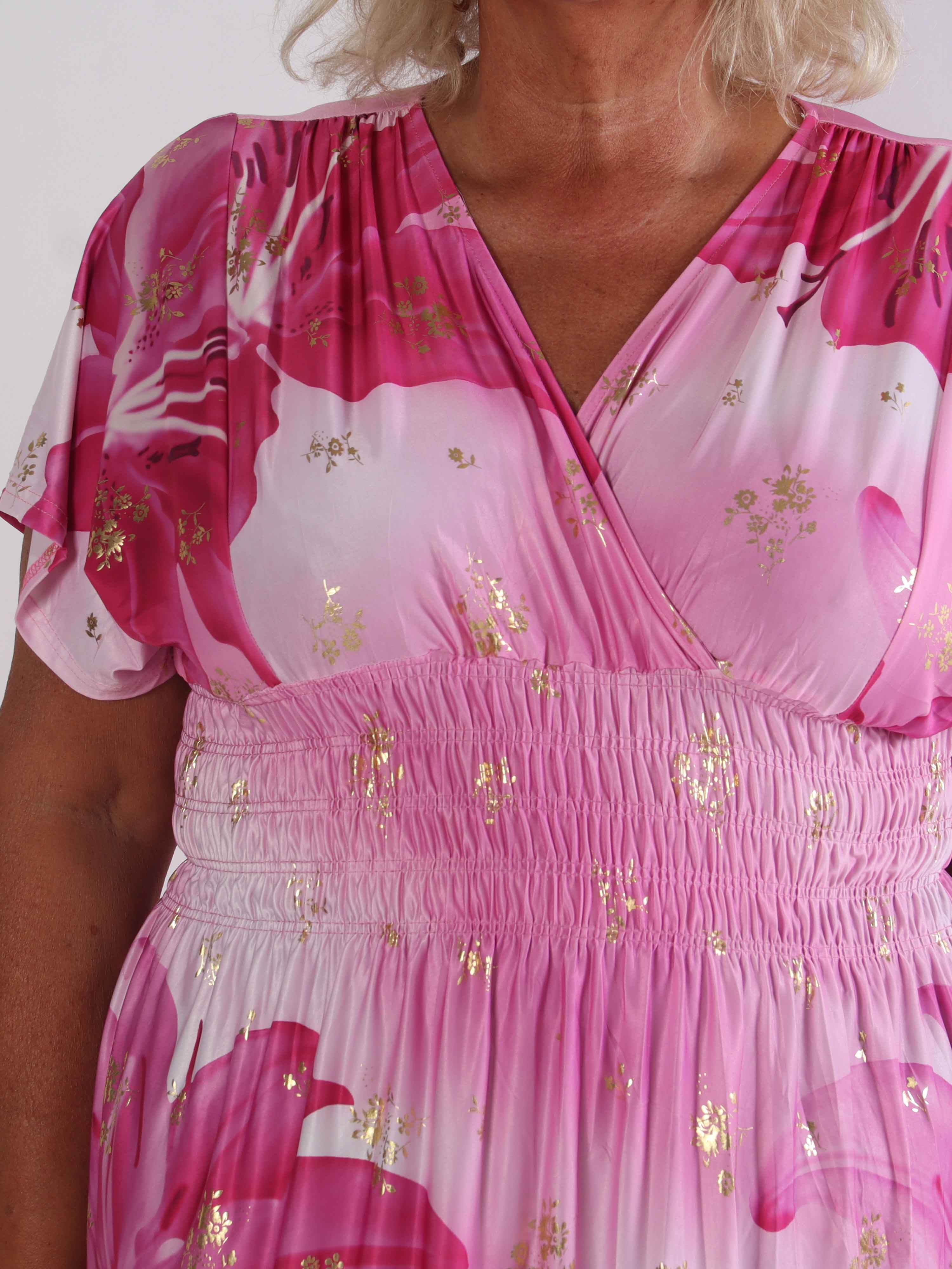 Pams Big Lily Short - Kort elastisk plus size klänning med stora liljor och gulddetaljer