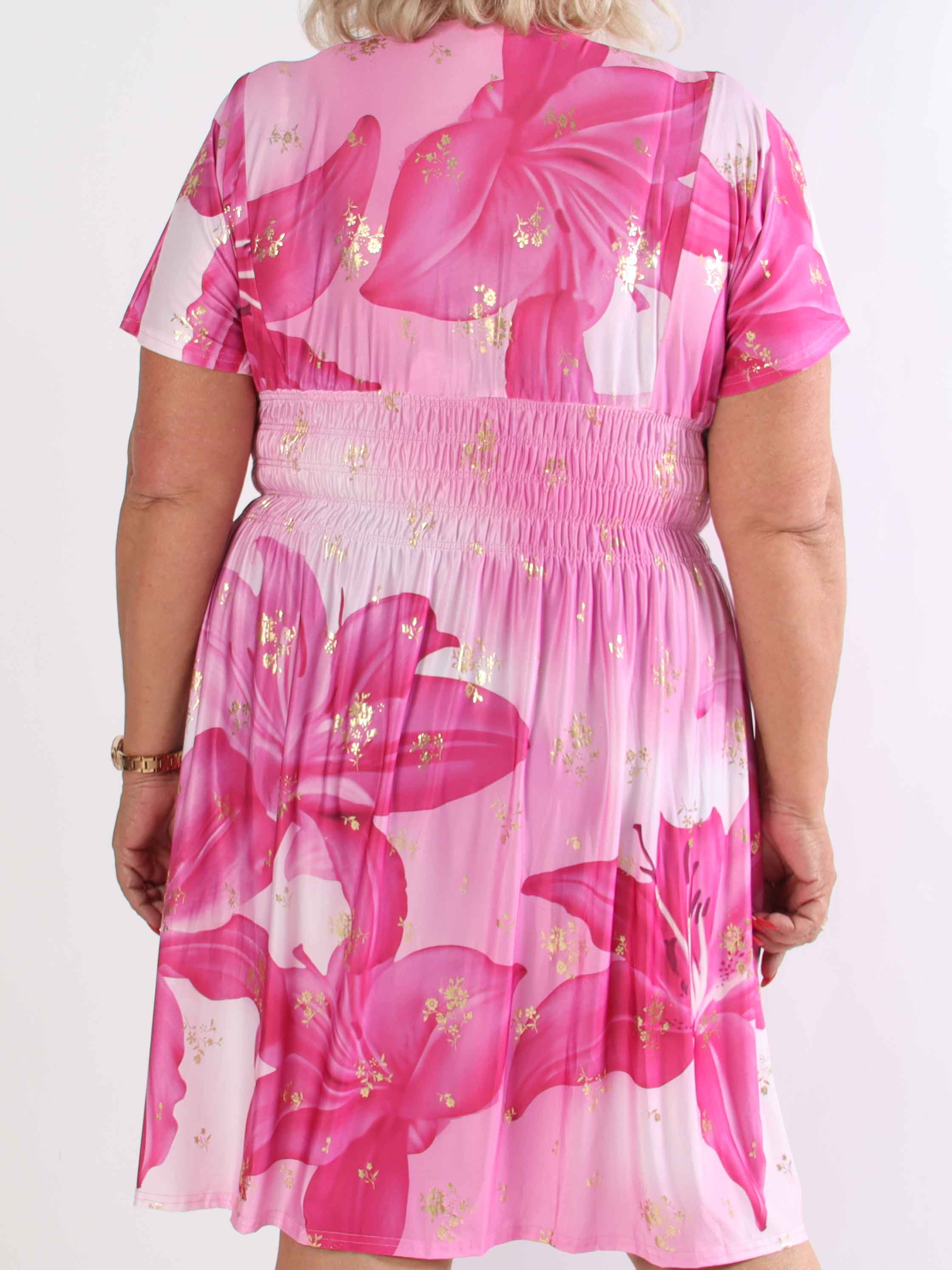 Pams Big Lily Short - Kort elastisk plus size klänning med stora liljor och gulddetaljer