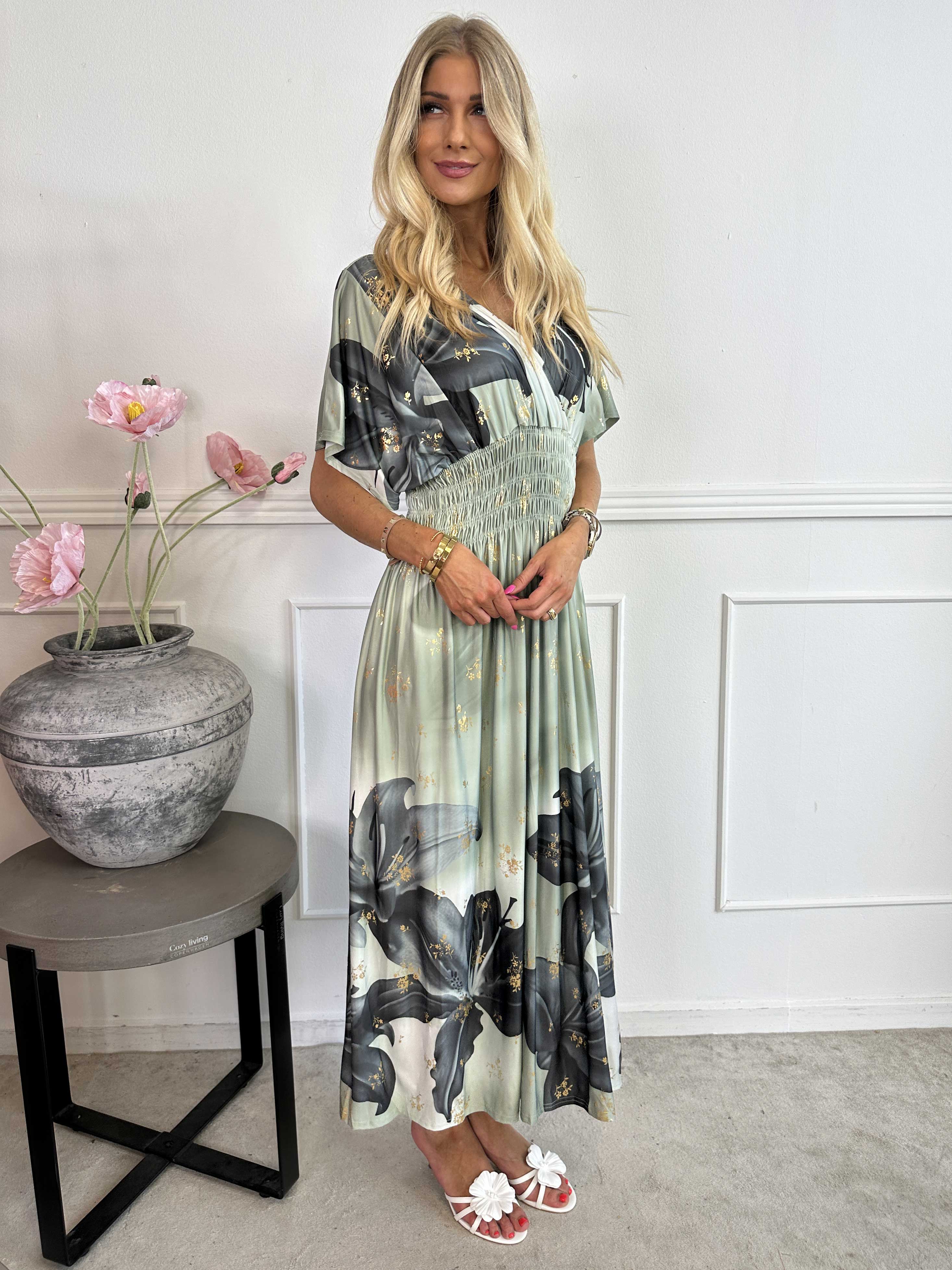 Pams Big Lily - Elastisk klänning med stora liljor och gulddetaljer