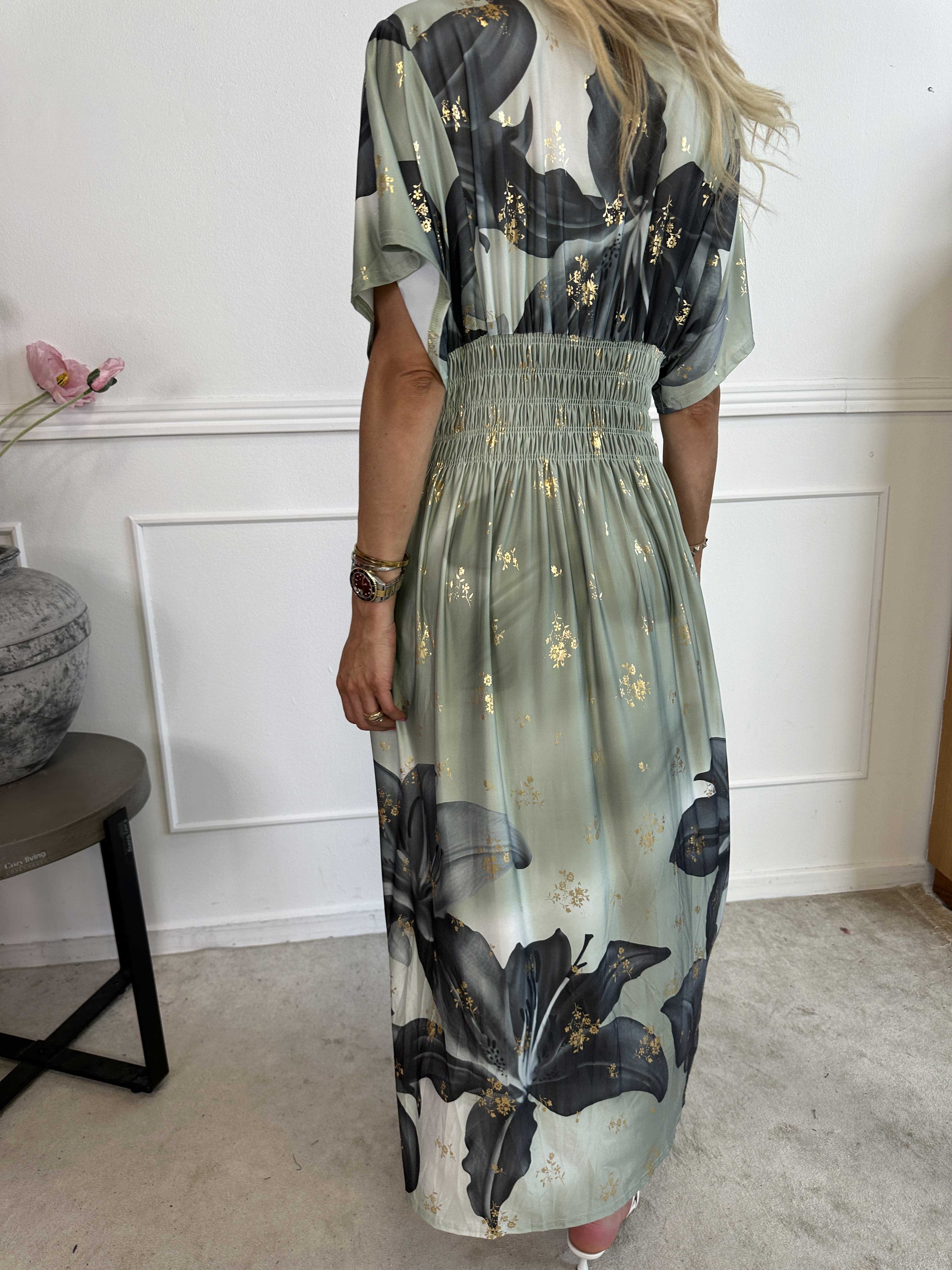 Pams Big Lily - Elastisk klänning med stora liljor och gulddetaljer