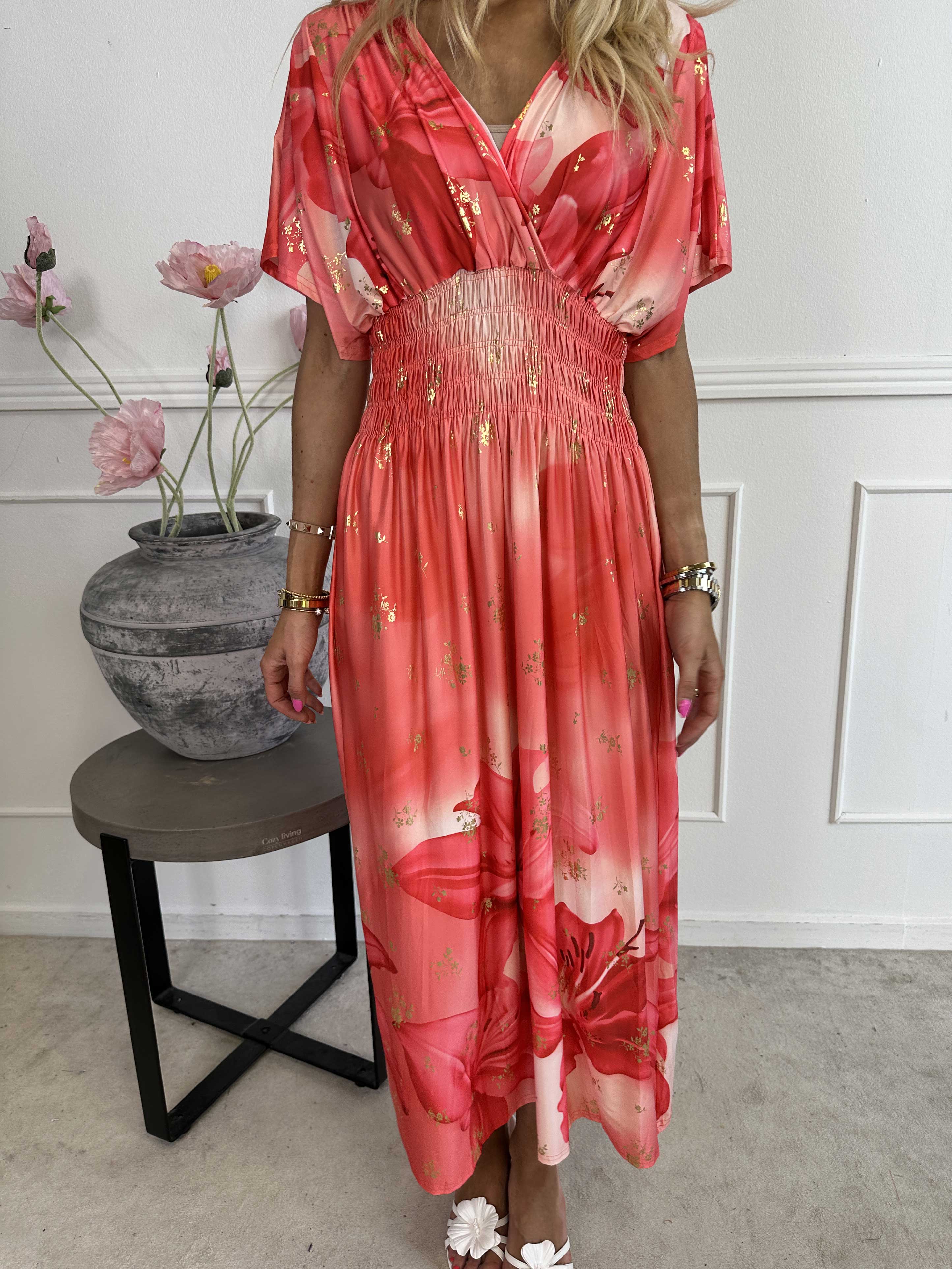 Pams Big Lily - Elastisk klänning med stora liljor och gulddetaljer