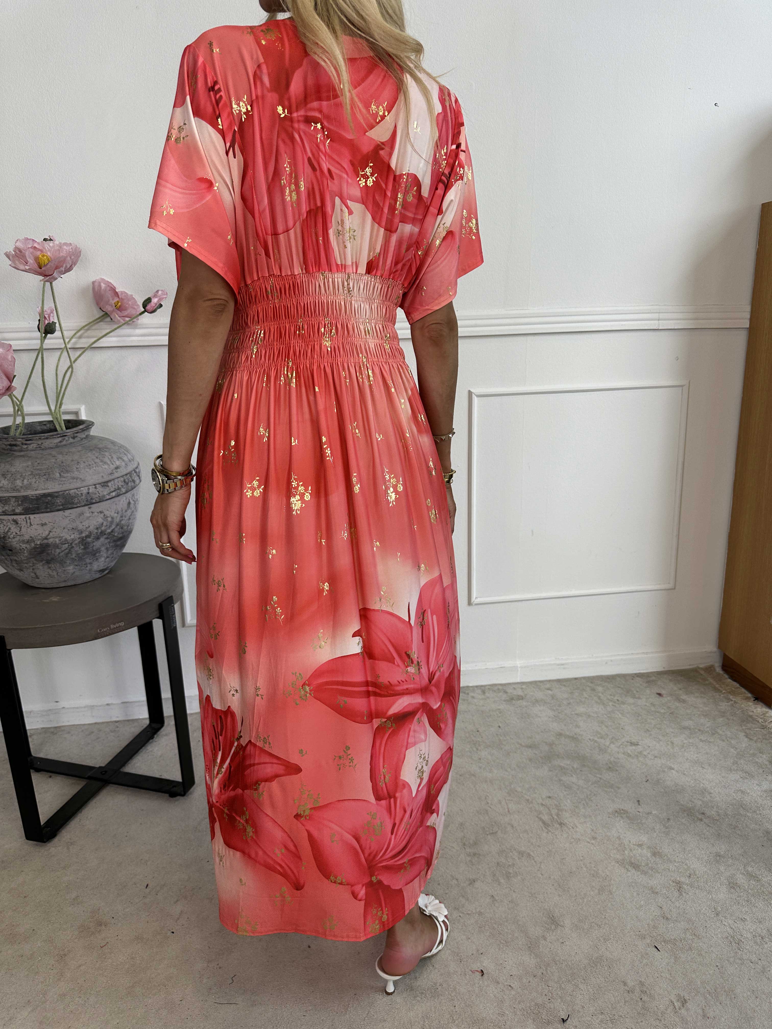 Pams Big Lily - Elastisk klänning med stora liljor och gulddetaljer