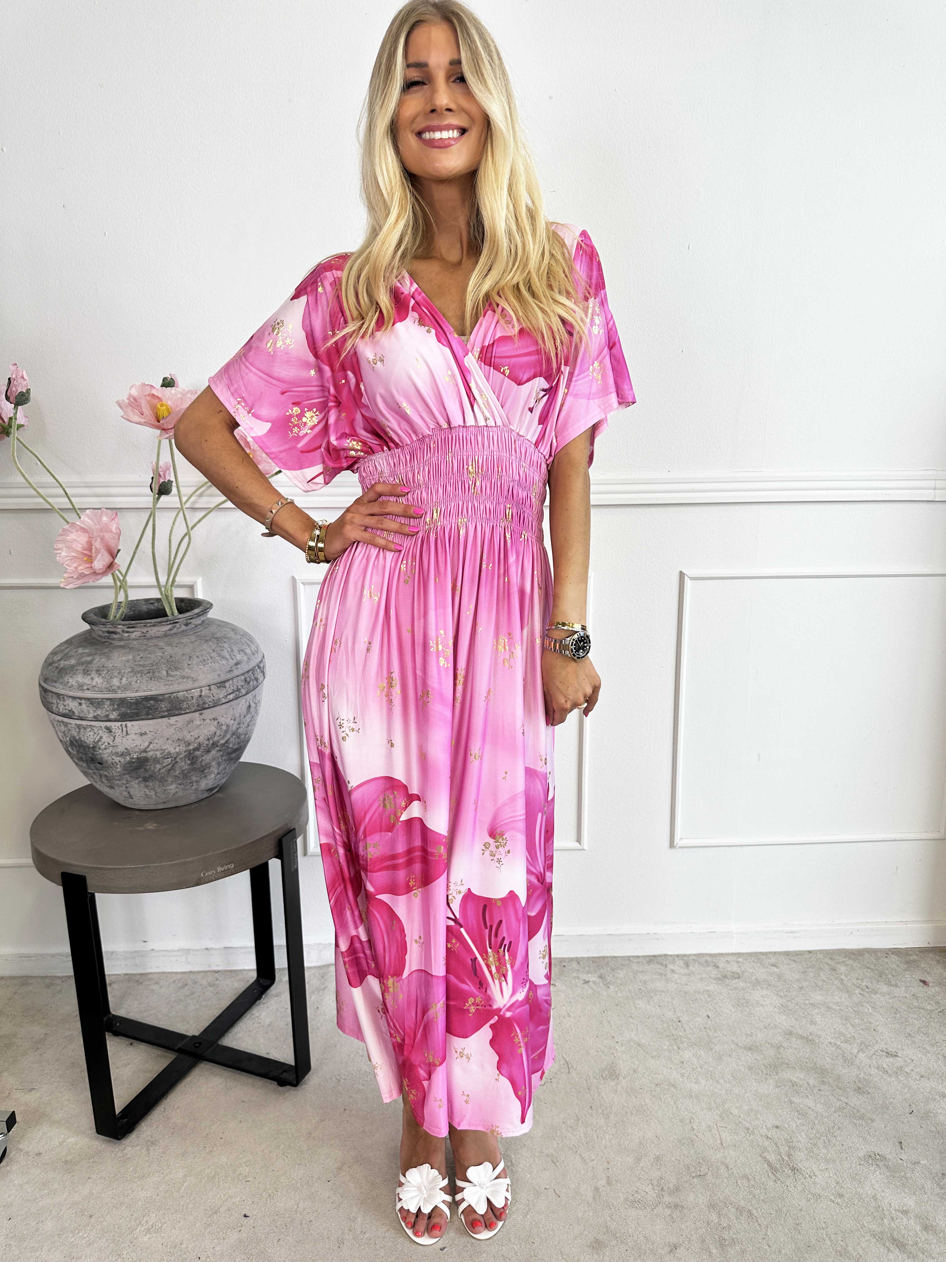 Pams Big Lily - Elastisk klänning med stora liljor och gulddetaljer