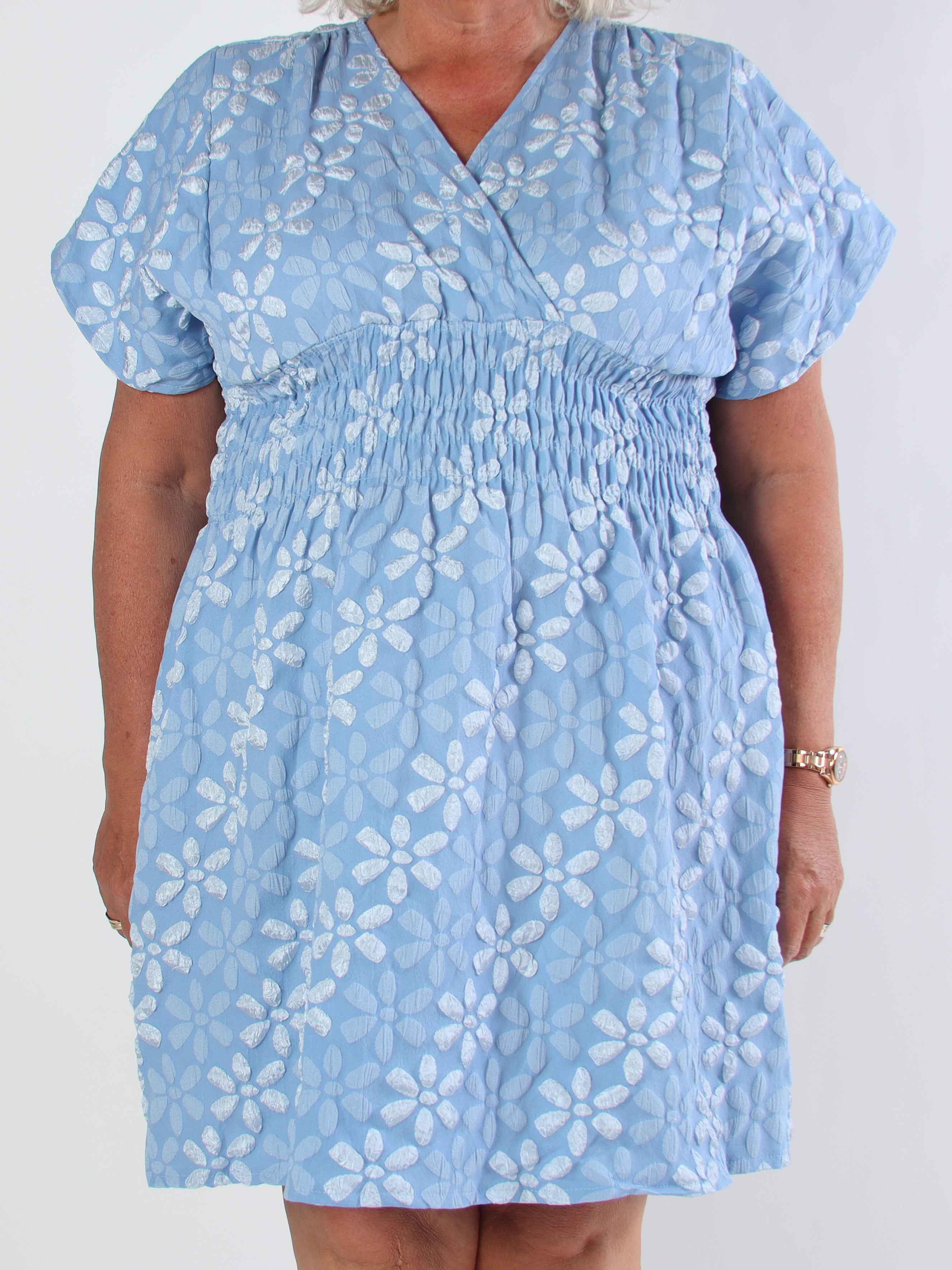 Pams Bloom Short - Feminin plus size klänning med blomstermotiv