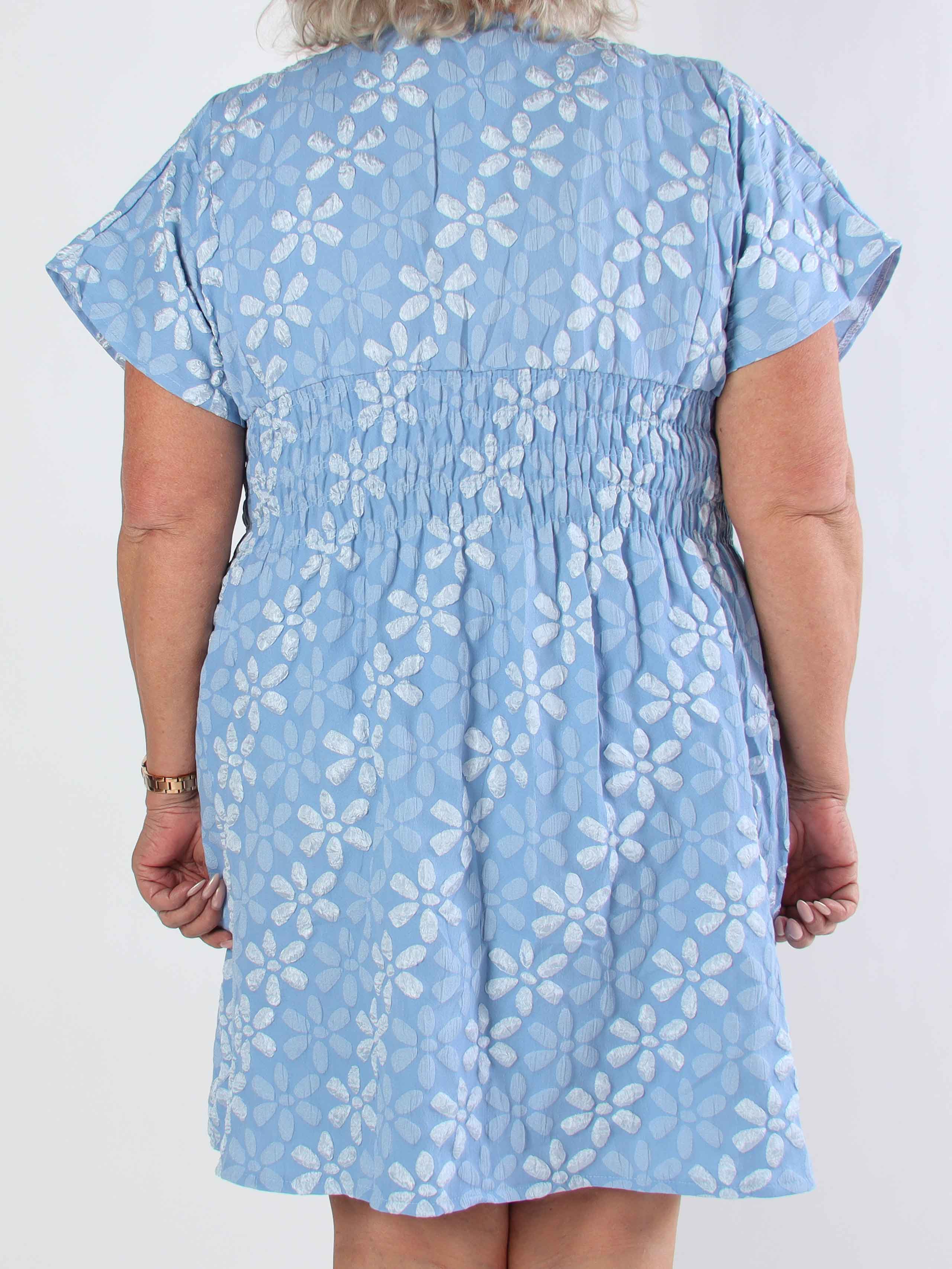 Pams Bloom Short - Feminin plus size klänning med blomstermotiv