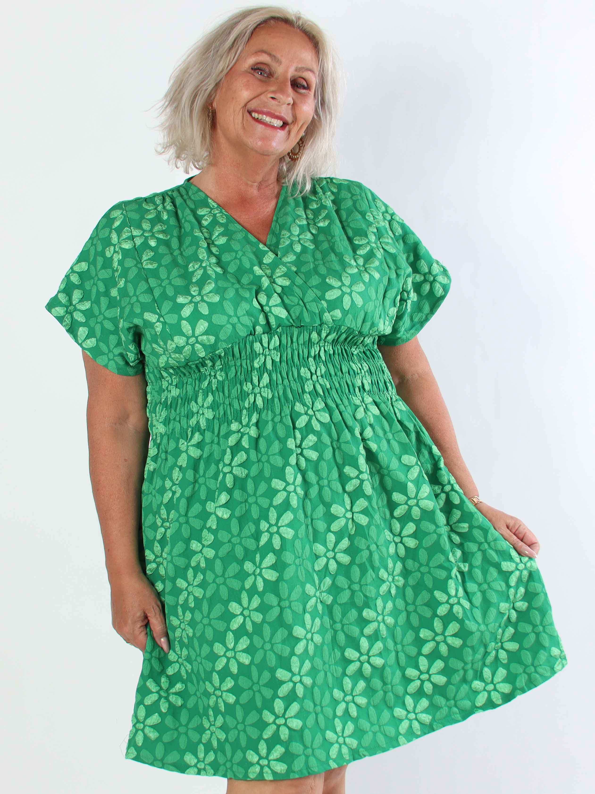 Pams Bloom Short - Feminin plus size klänning med blomstermotiv