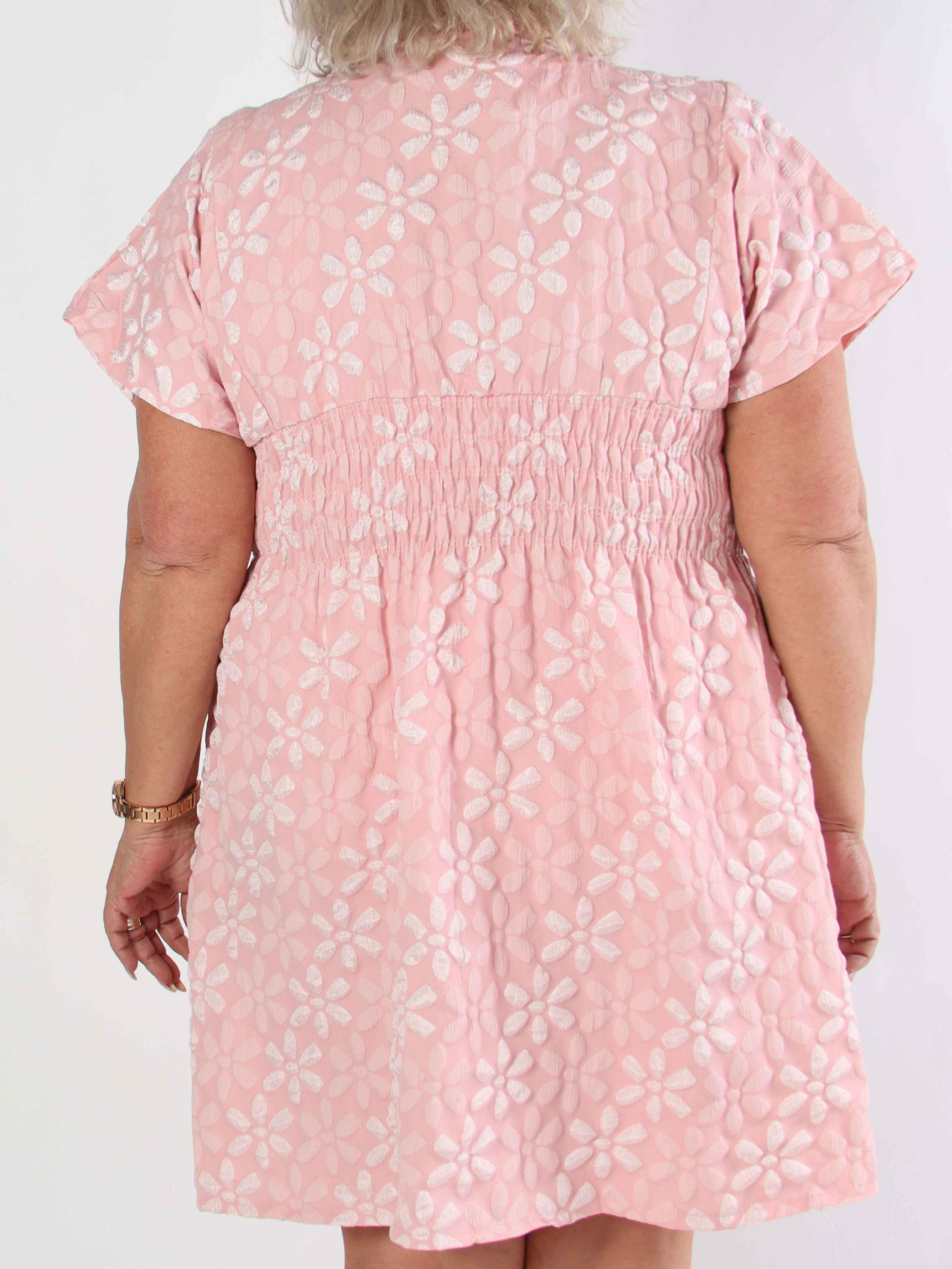 Pams Bloom Short - Feminin plus size klänning med blomstermotiv