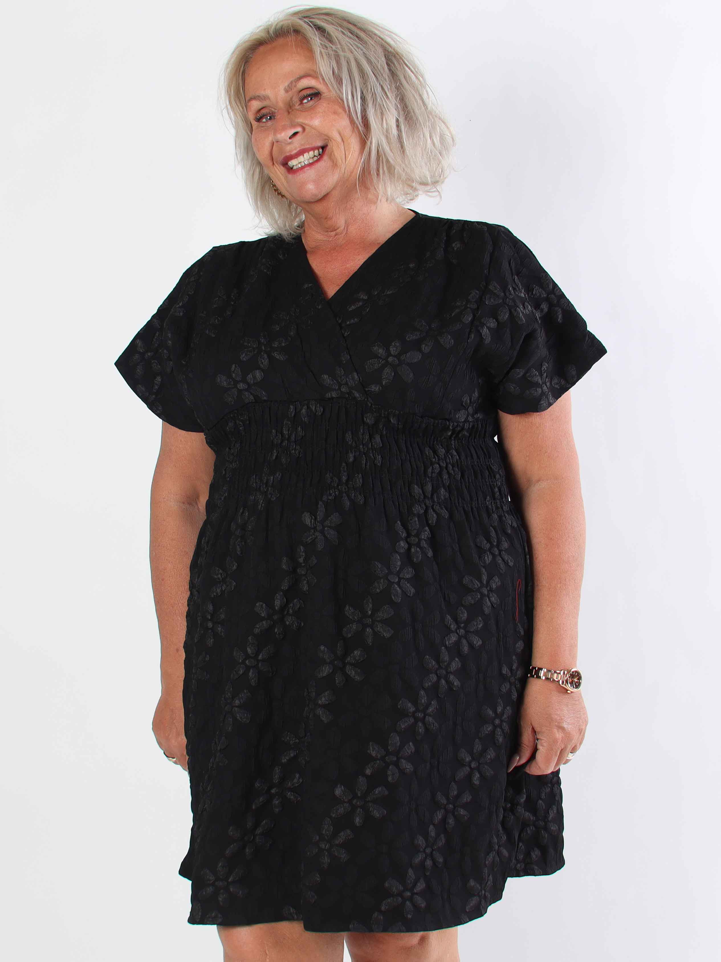 Pams Bloom Short - Feminin plus size klänning med blomstermotiv