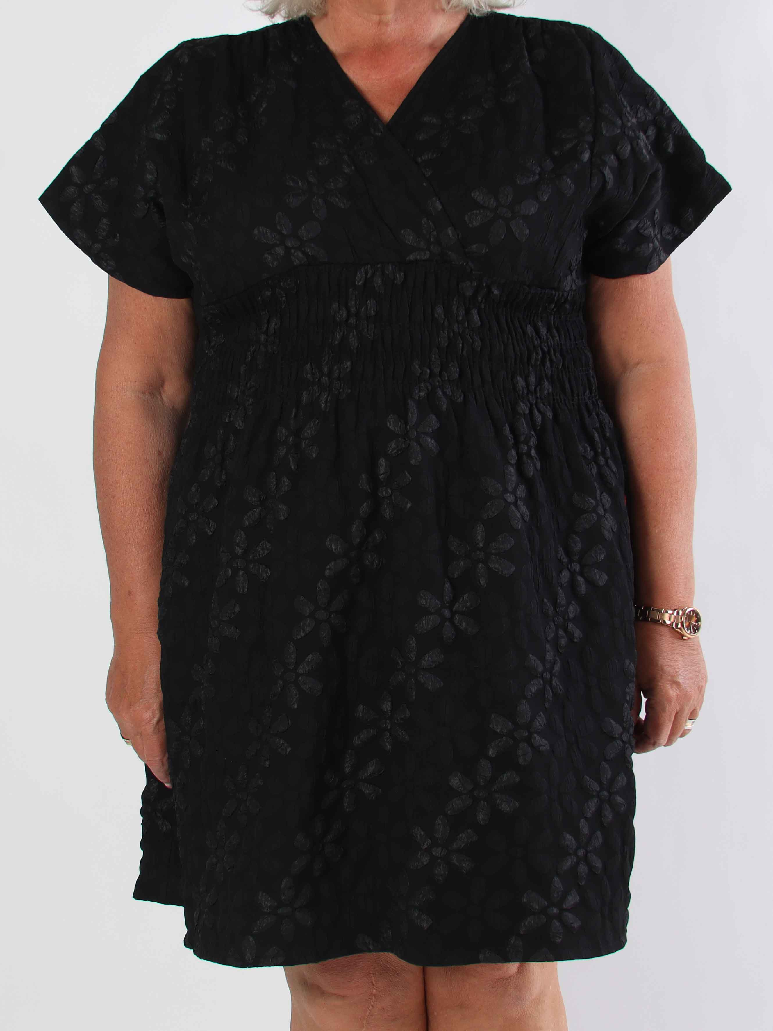 Pams Bloom Short - Feminin plus size klänning med blomstermotiv