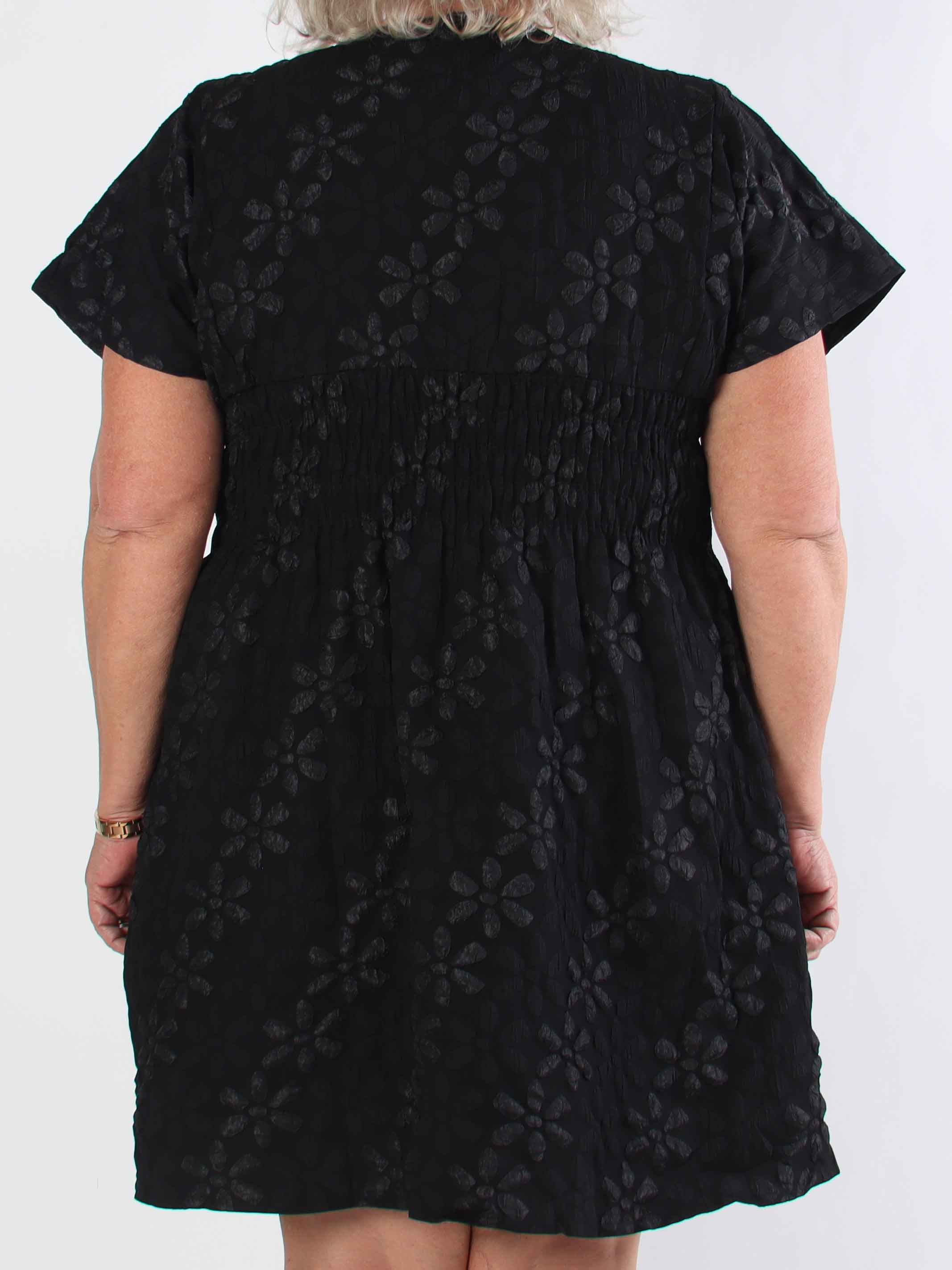 Pams Bloom Short - Feminin plus size klänning med blomstermotiv