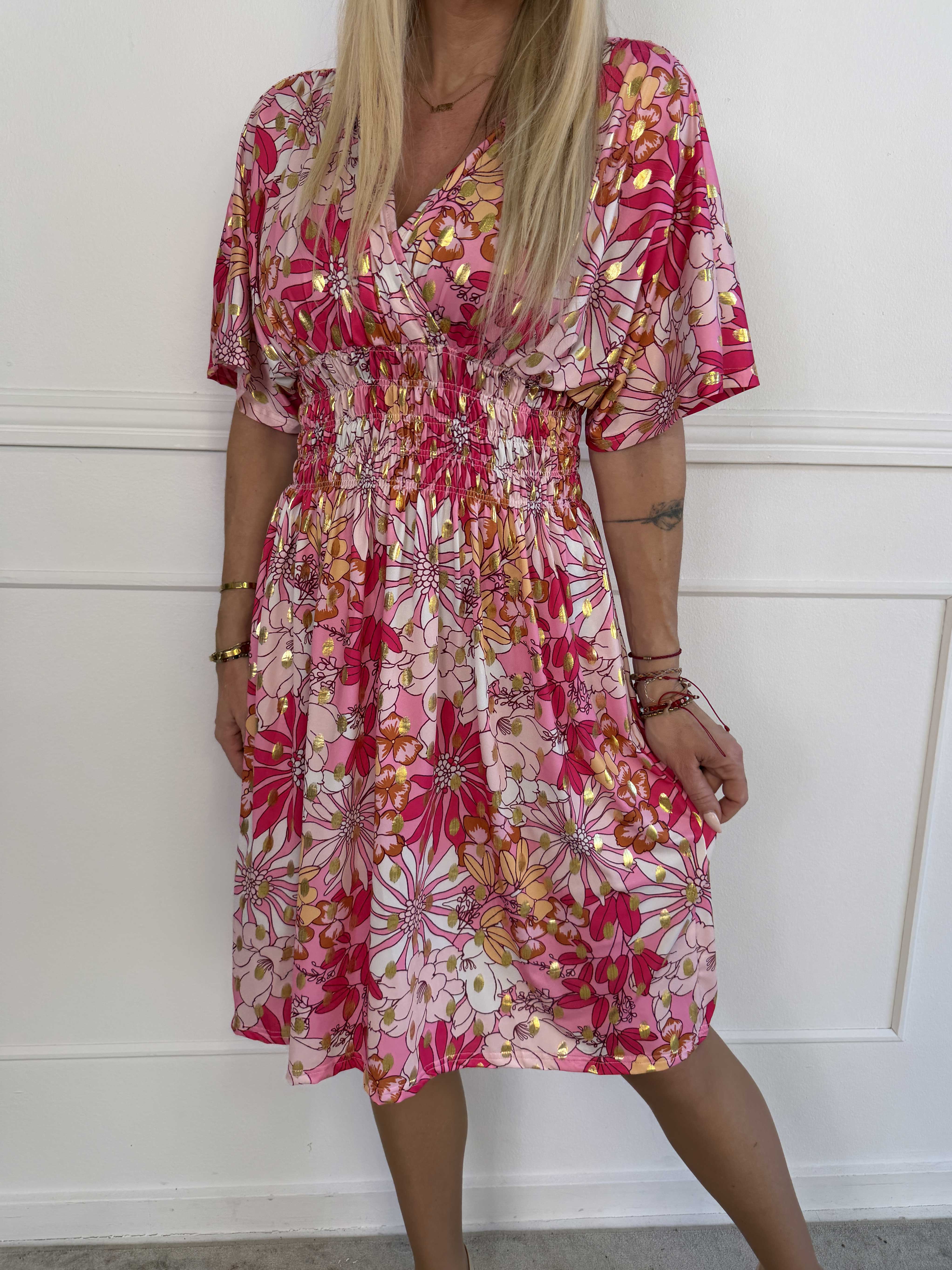 Pams Bloomfall Short - Elastisk kjole med blomstermotiver og guld dutter