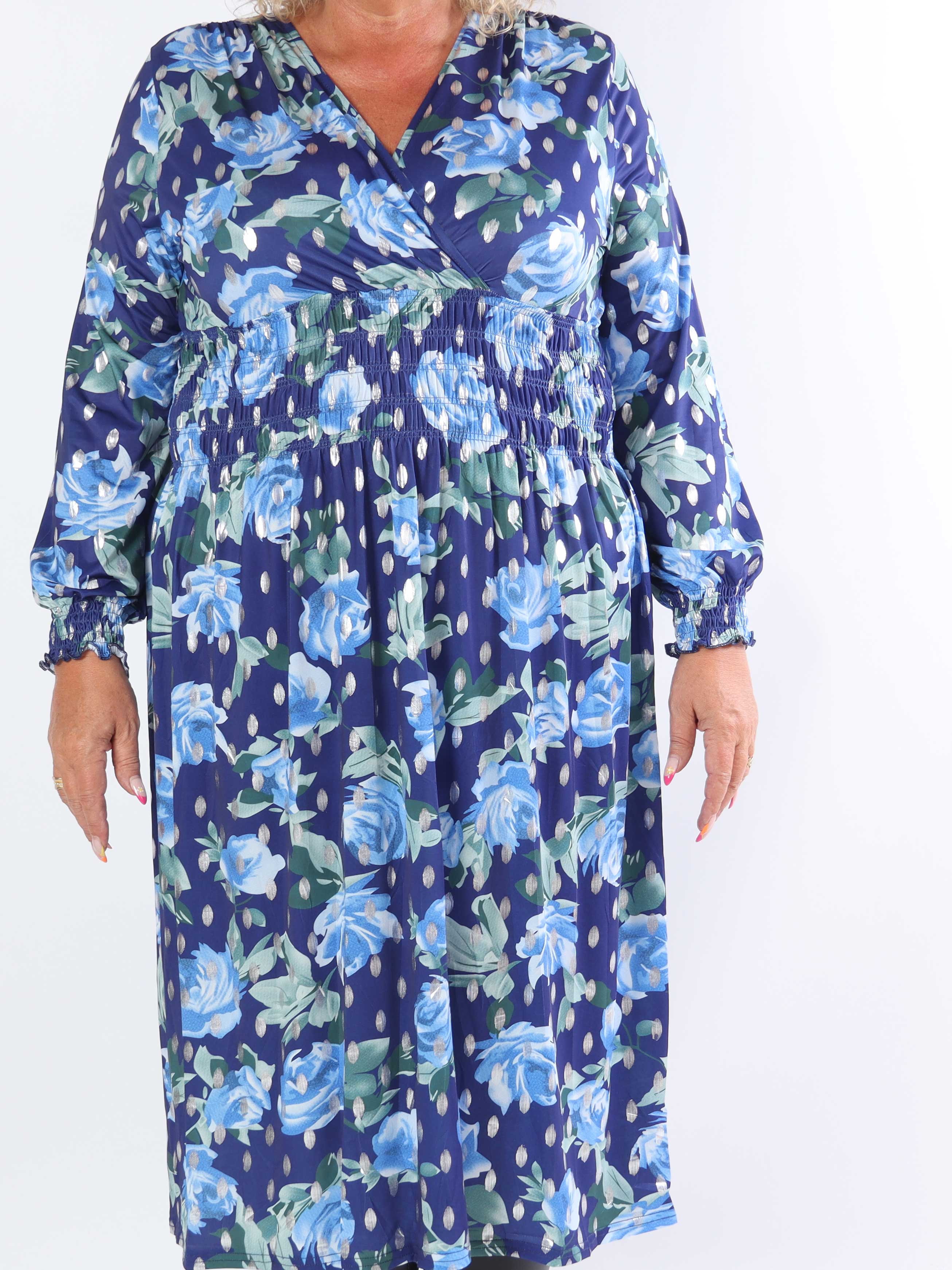 Pams Blossom Midi L/S - Elastisk plus size-klänning i skrynkelfritt tyg med silverprickar