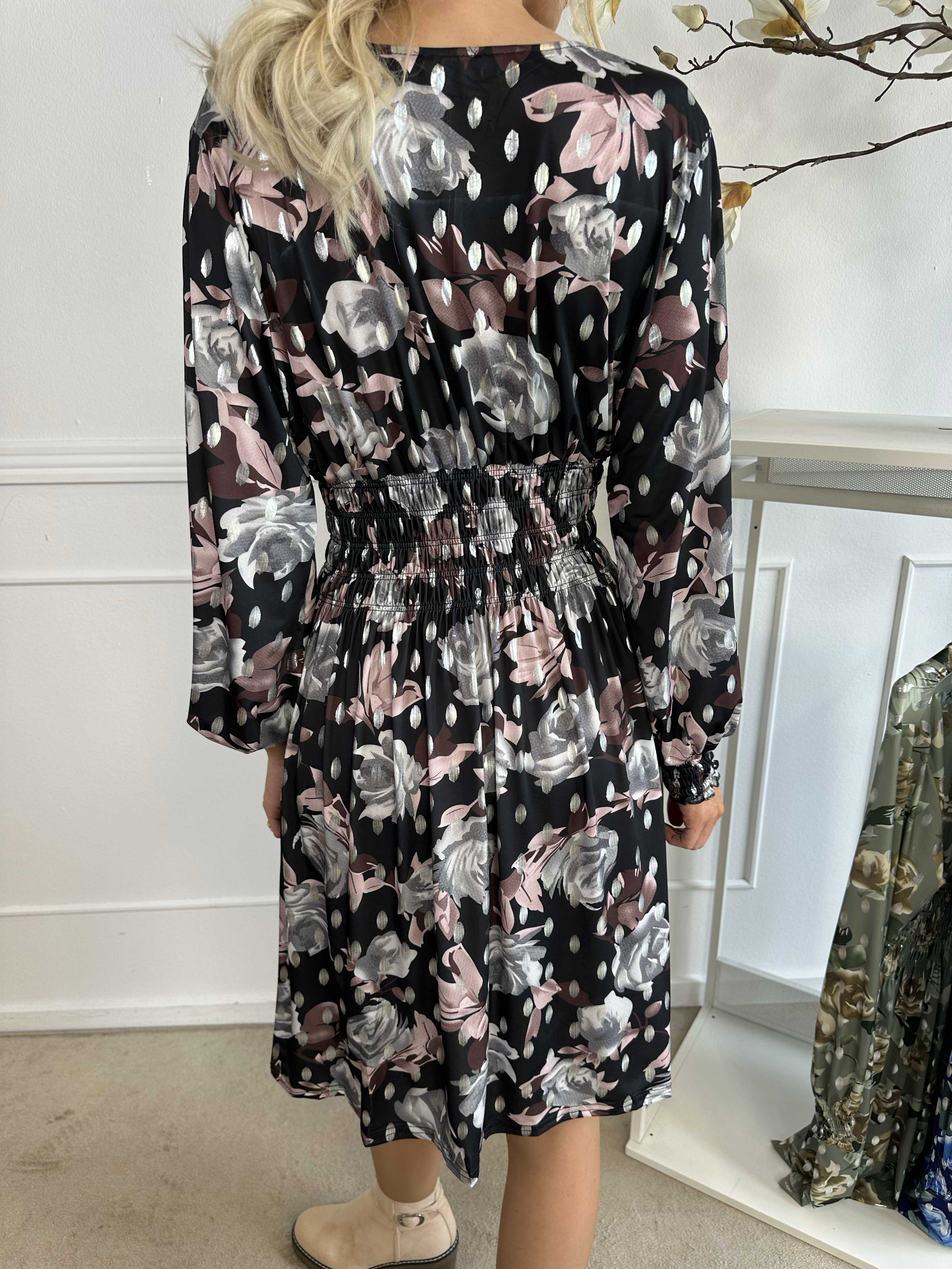 Pams Blossom Short L/S - Elastisk klänning i skrynkelfritt tyg med silverdetaljer