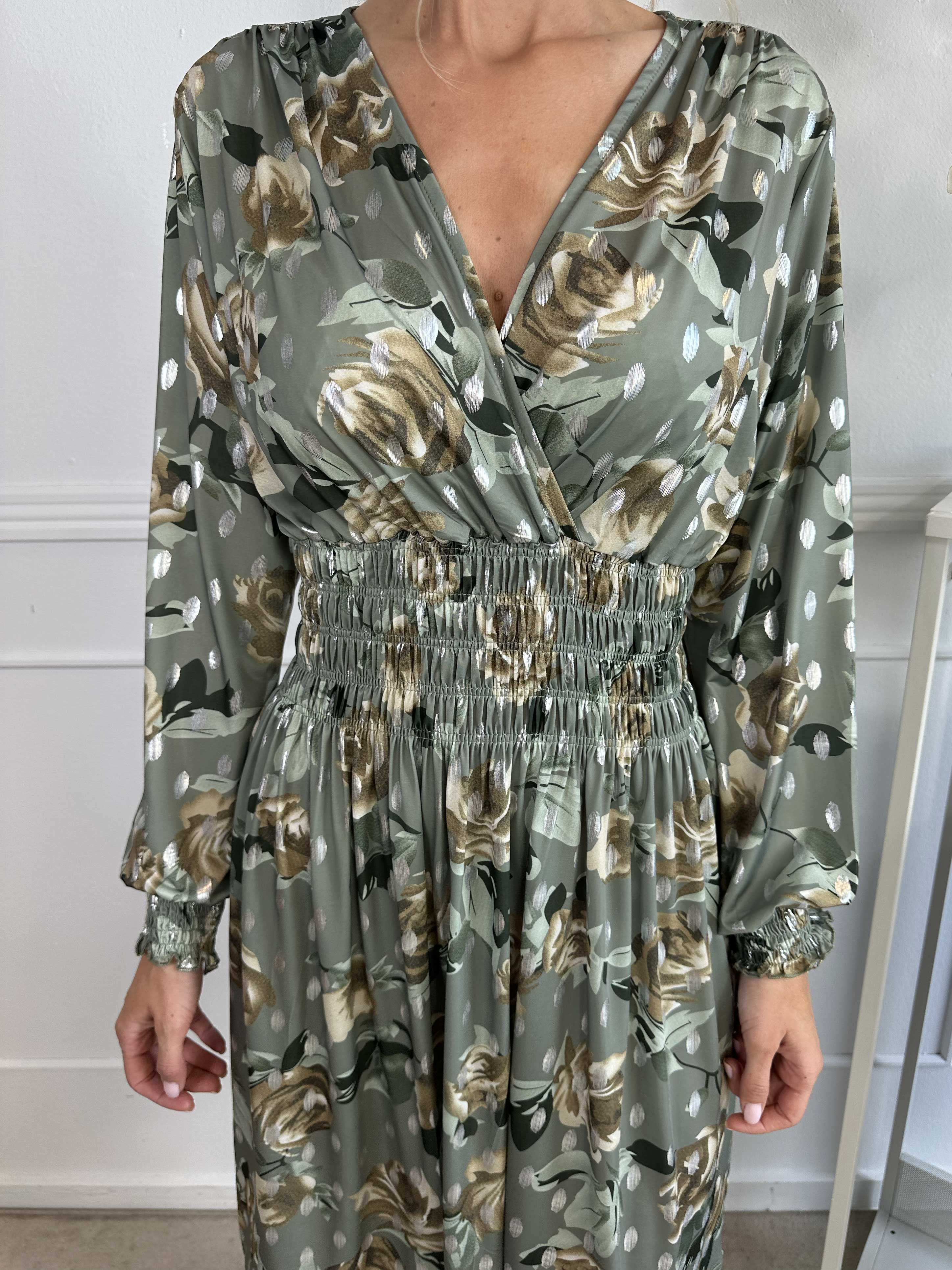 Pams Blossom Short L/S - Elastisk klänning i skrynkelfritt tyg med silverdetaljer