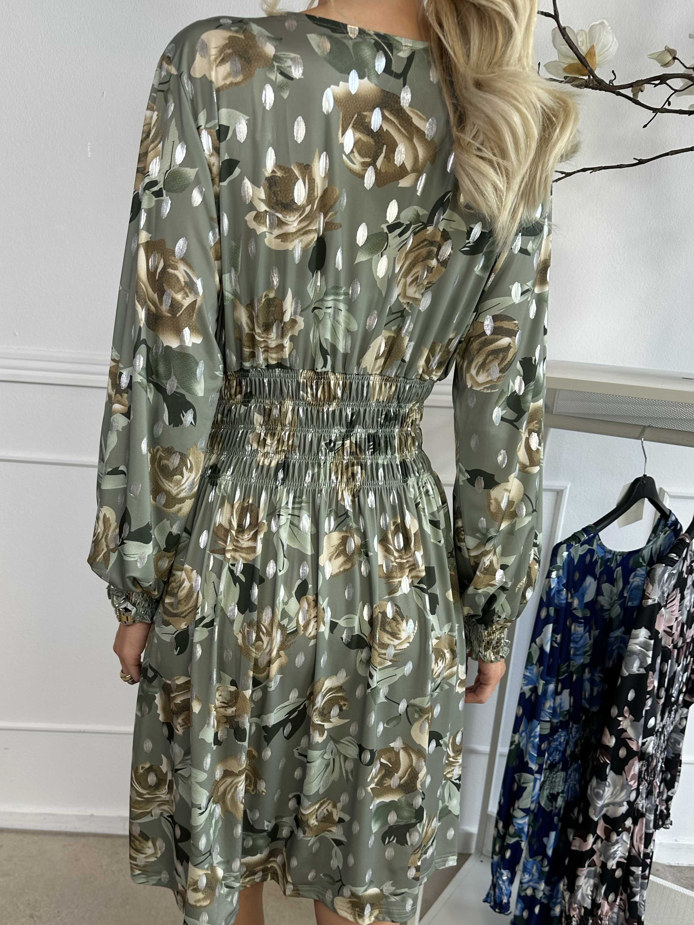 Pams Blossom Short L/S - Elastisk klänning i skrynkelfritt tyg med silverdetaljer