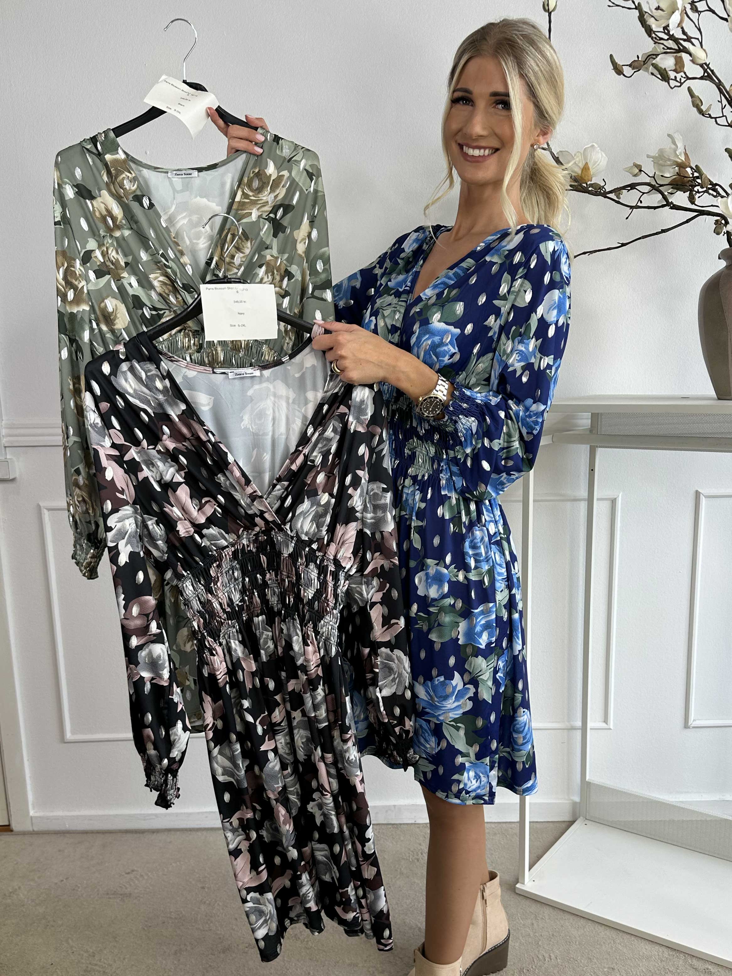 Pams Blossom Short L/S - Elastisk klänning i skrynkelfritt tyg med silverdetaljer