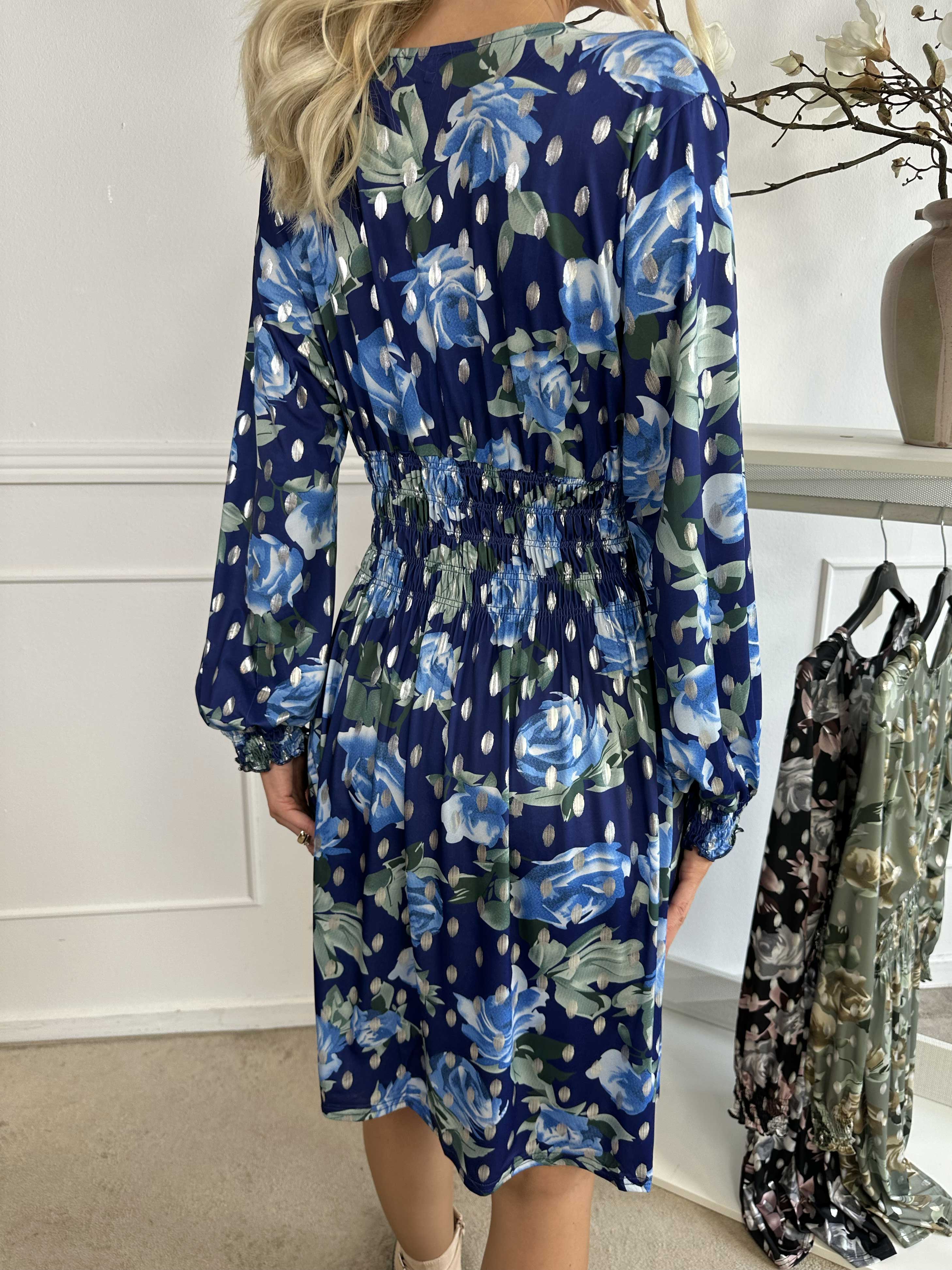 Pams Blossom Short L/S - Elastisk klänning i skrynkelfritt tyg med silverdetaljer