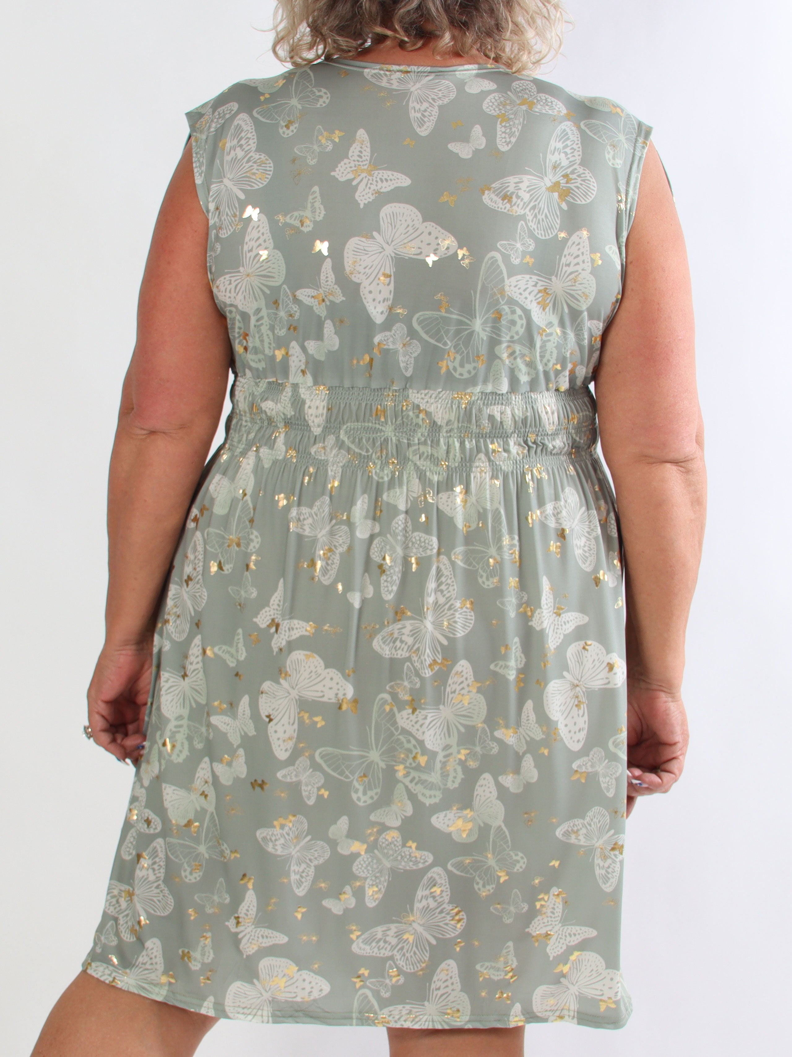 Pams Butterfly Sleeveless Short - Elastisk plus size klänning med fjärilstryck och smock i midjan
