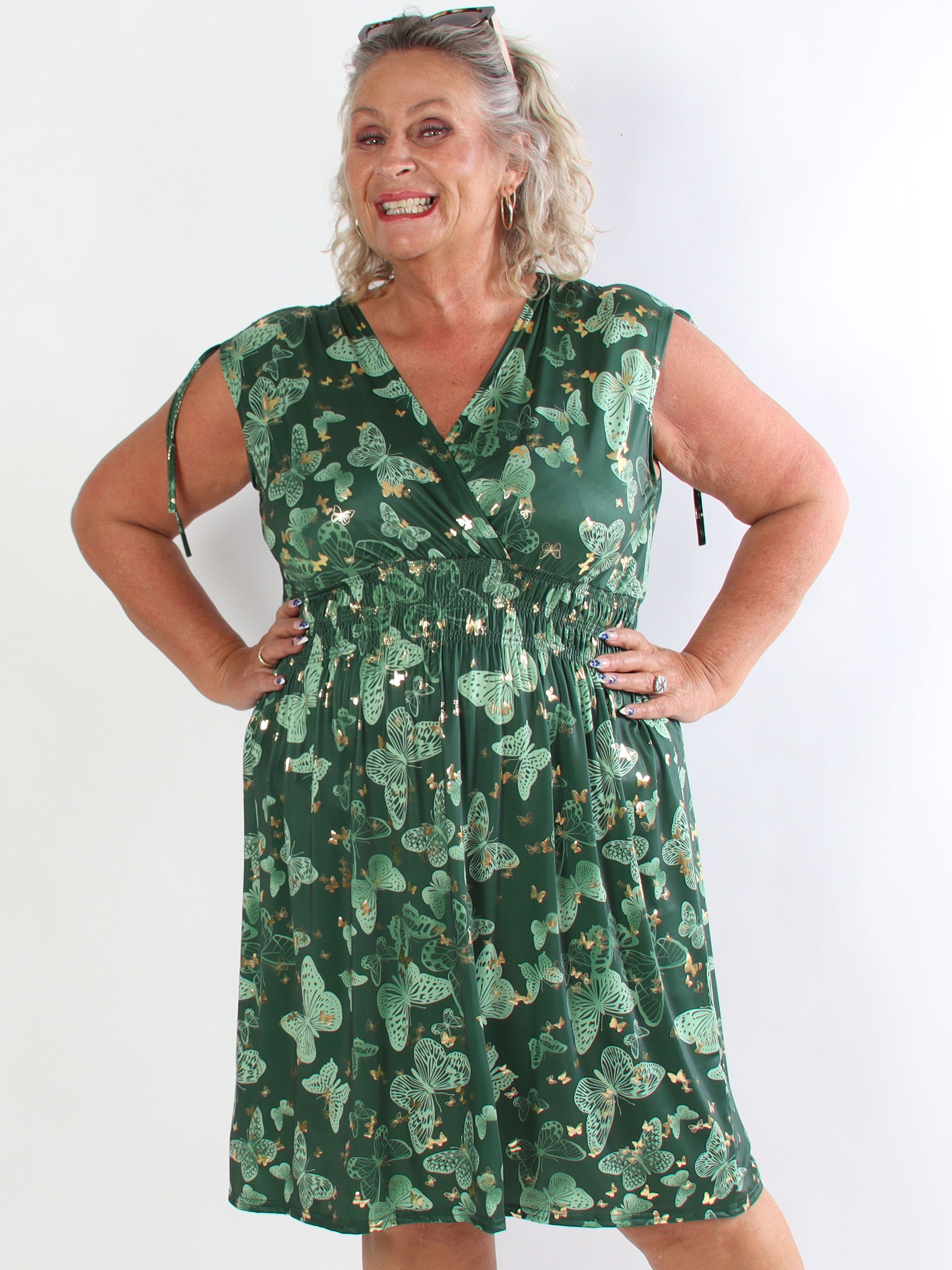 Pams Butterfly Sleeveless Short - Elastisk plus size klänning med fjärilstryck och smock i midjan