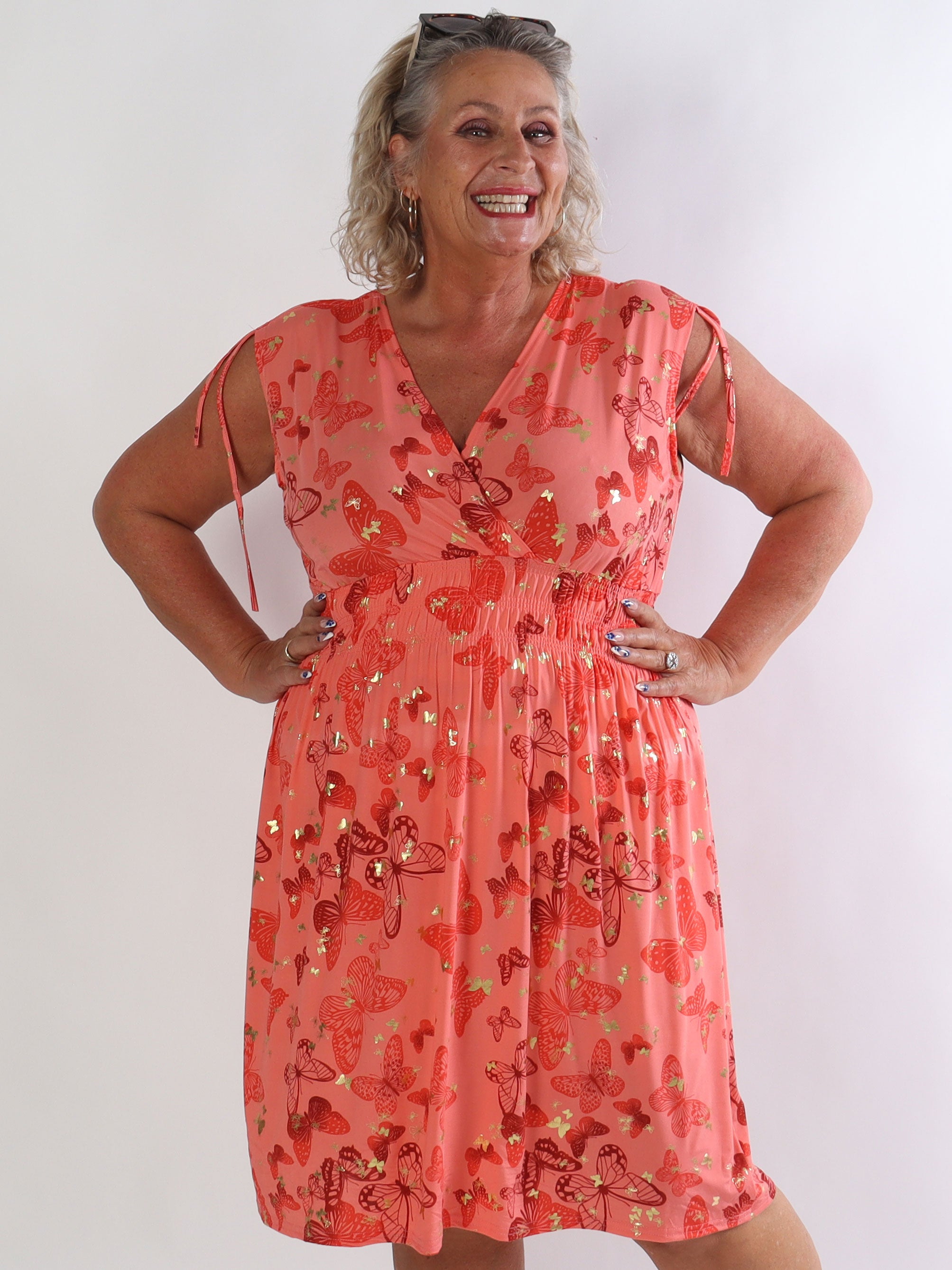 Pams Butterfly Sleeveless Short - Elastisk plus size klänning med fjärilstryck och smock i midjan