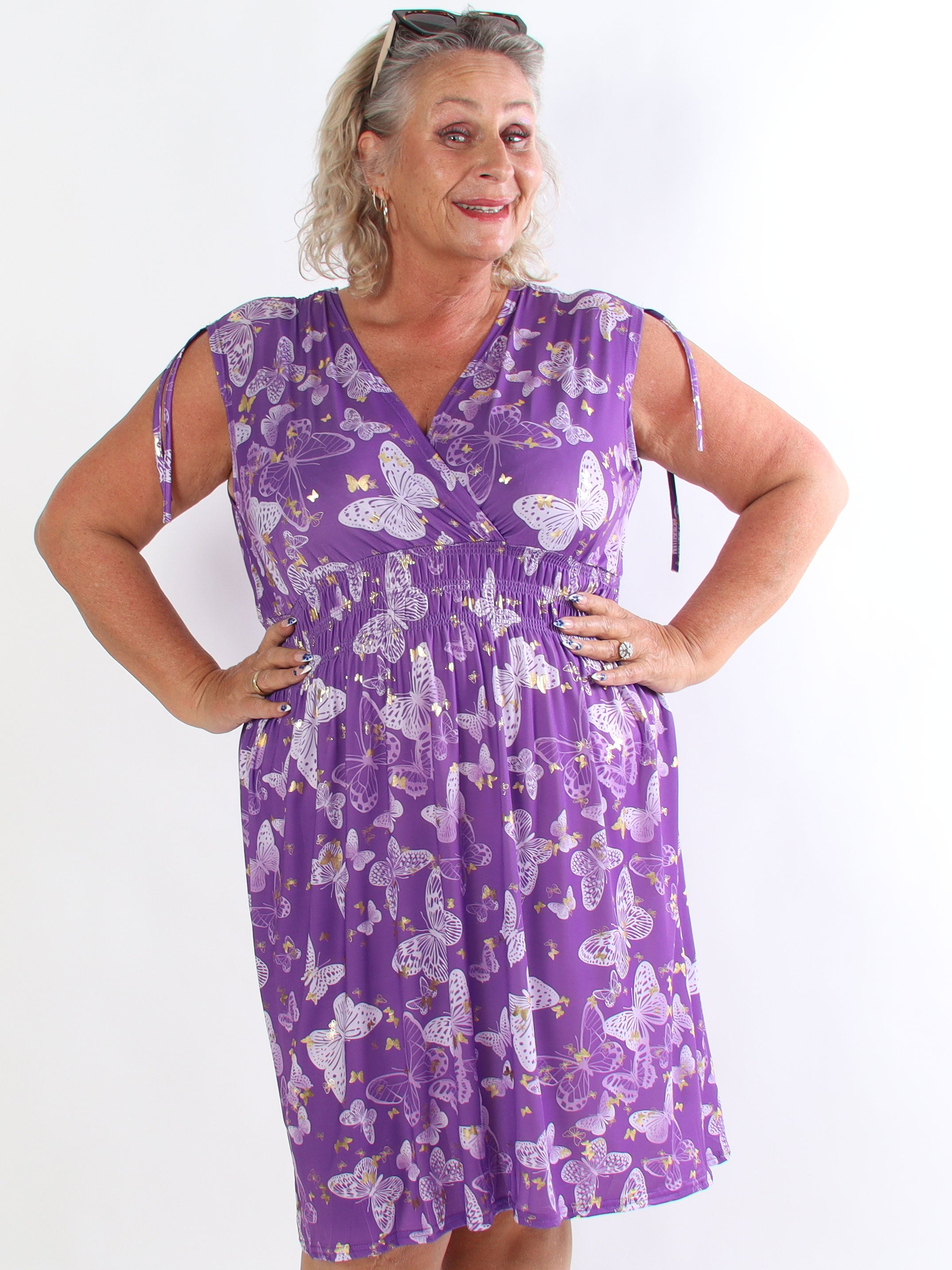 Pams Butterfly Sleeveless Short - Elastisk plus size klänning med fjärilstryck och smock i midjan