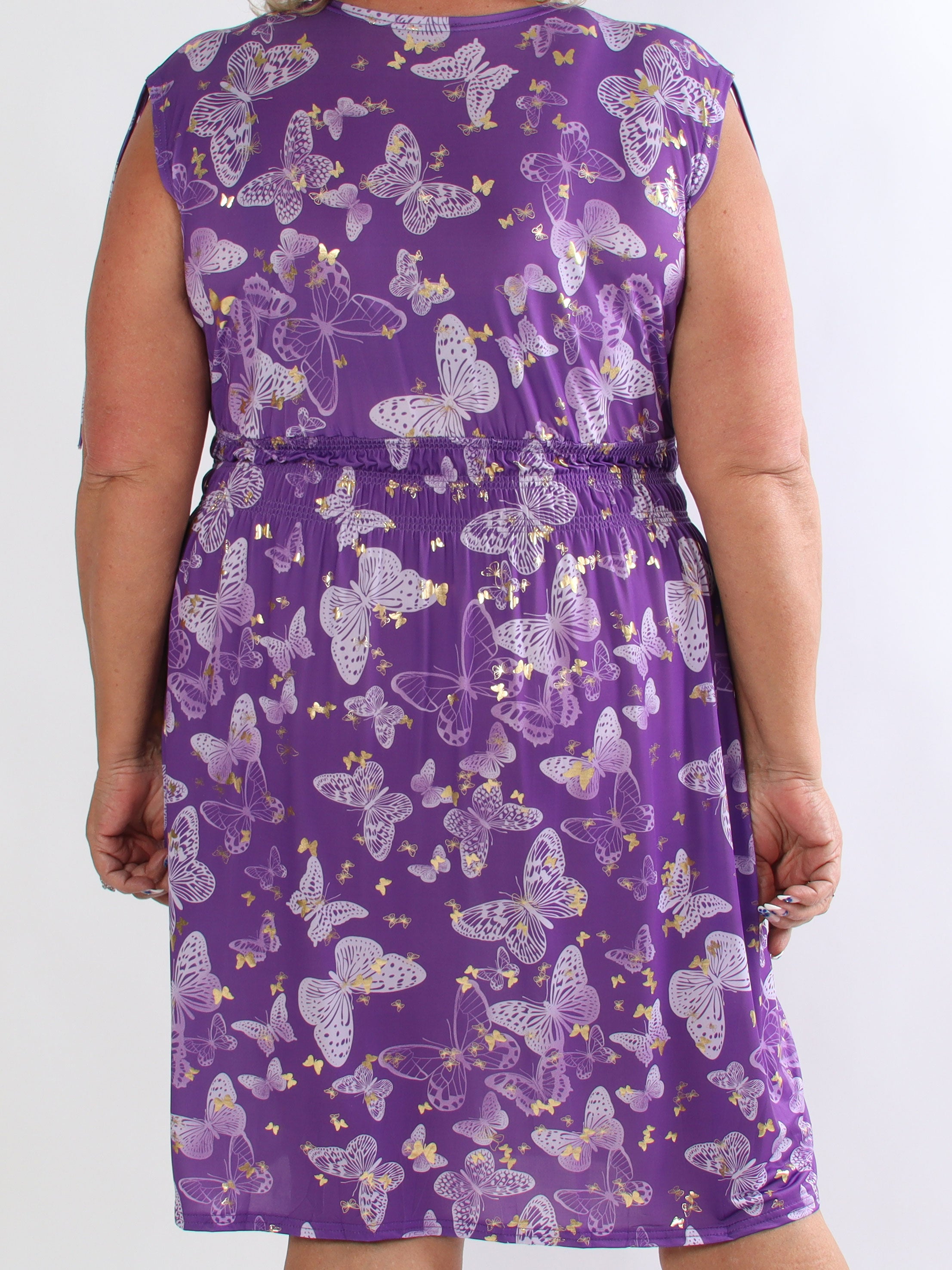 Pams Butterfly Sleeveless Short - Elastisk plus size klänning med fjärilstryck och smock i midjan