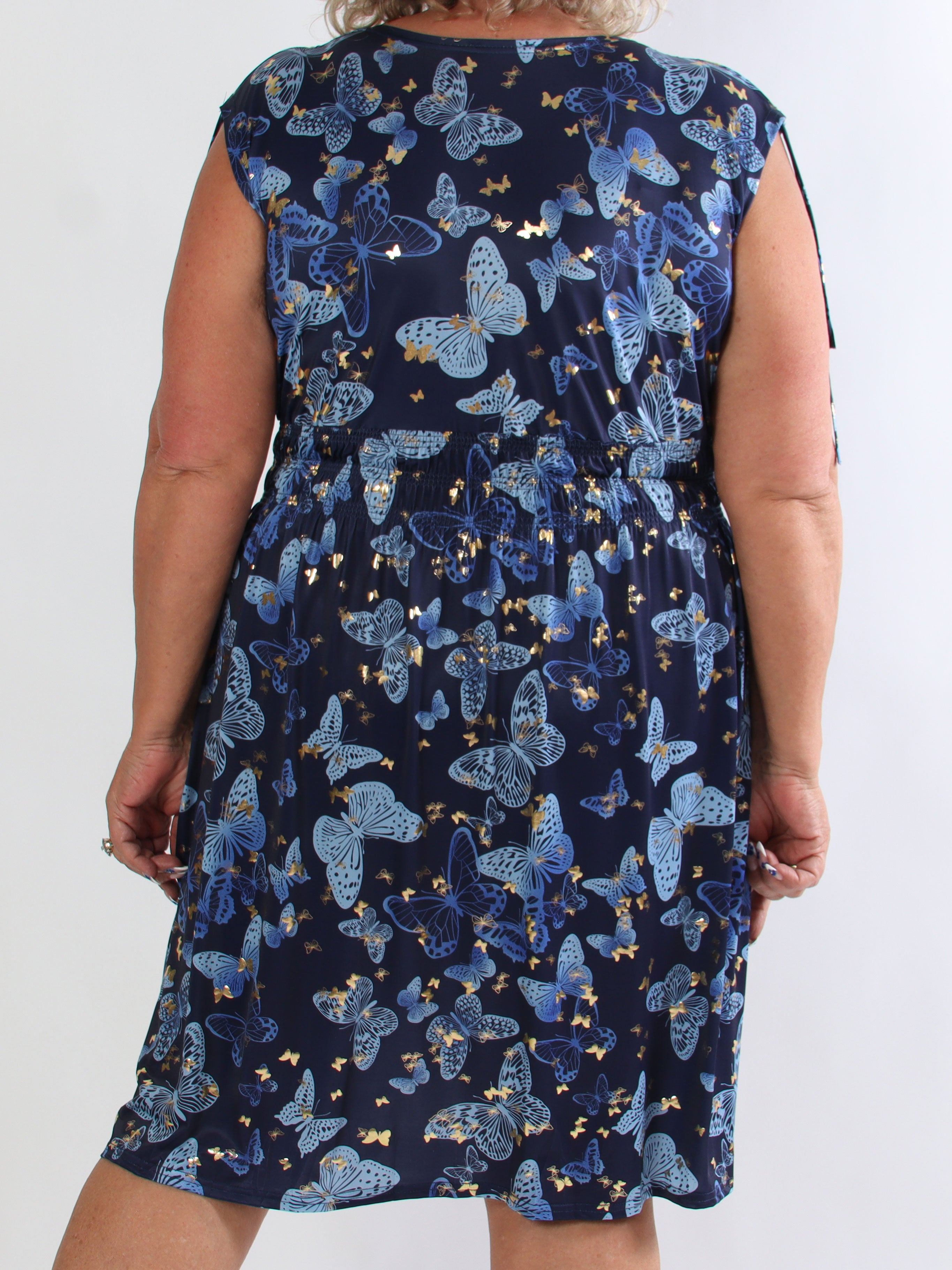 Pams Butterfly Sleeveless Short - Elastisk plus size klänning med fjärilstryck och smock i midjan