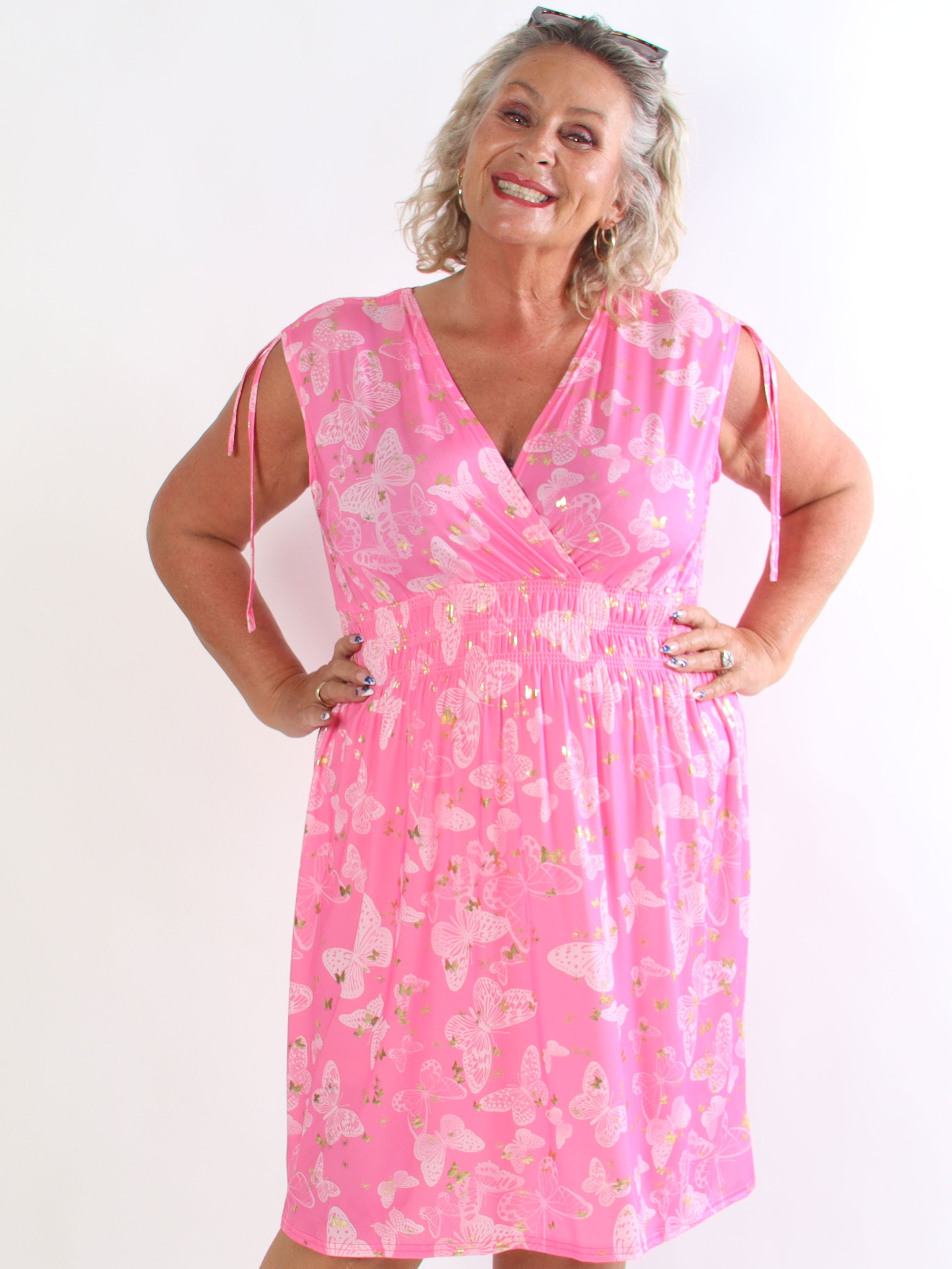 Pams Butterfly Sleeveless Short - Elastisk plus size klänning med fjärilstryck och smock i midjan