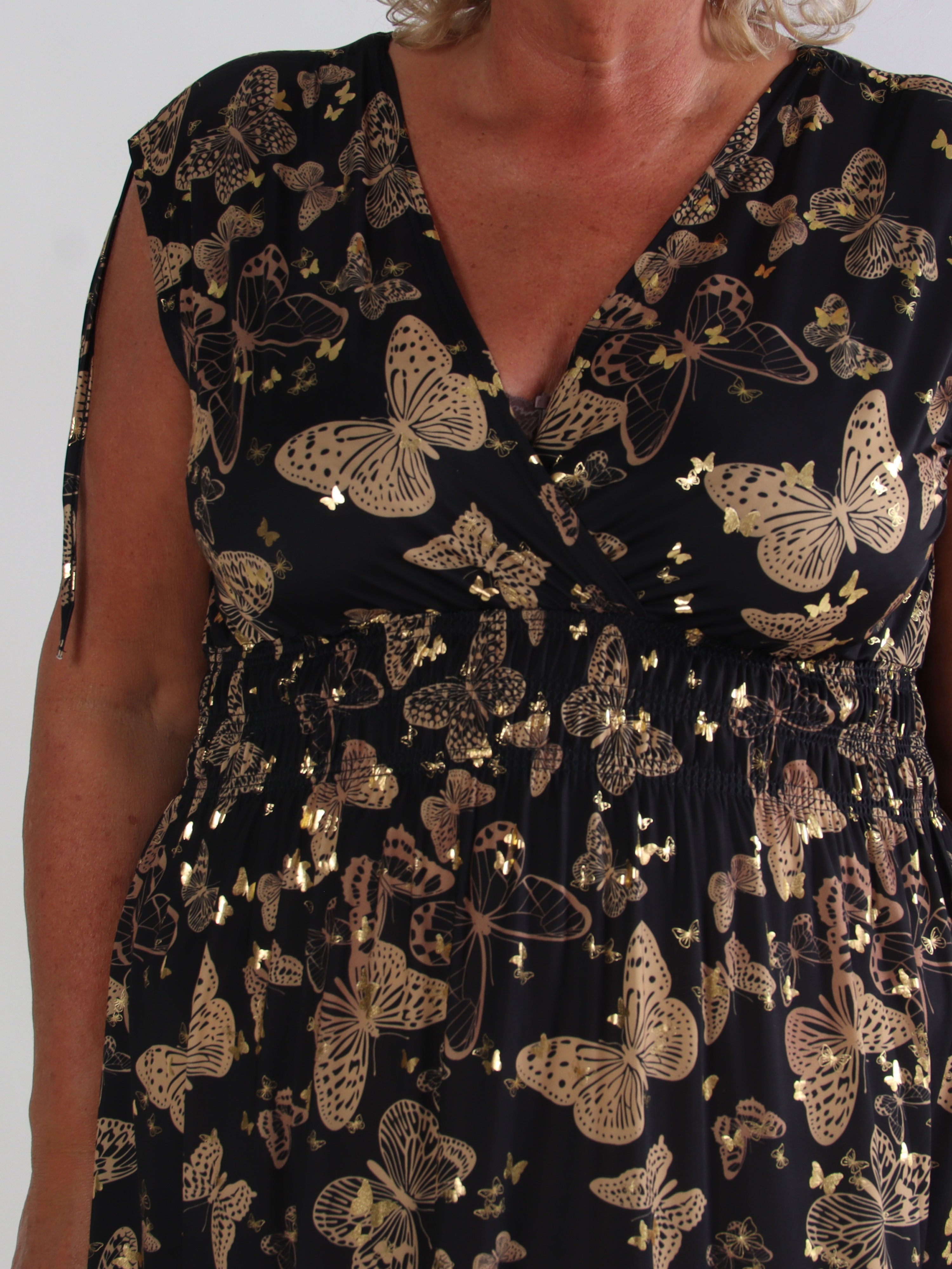 Pams Butterfly Sleeveless Short - Elastisk plus size klänning med fjärilstryck och smock i midjan