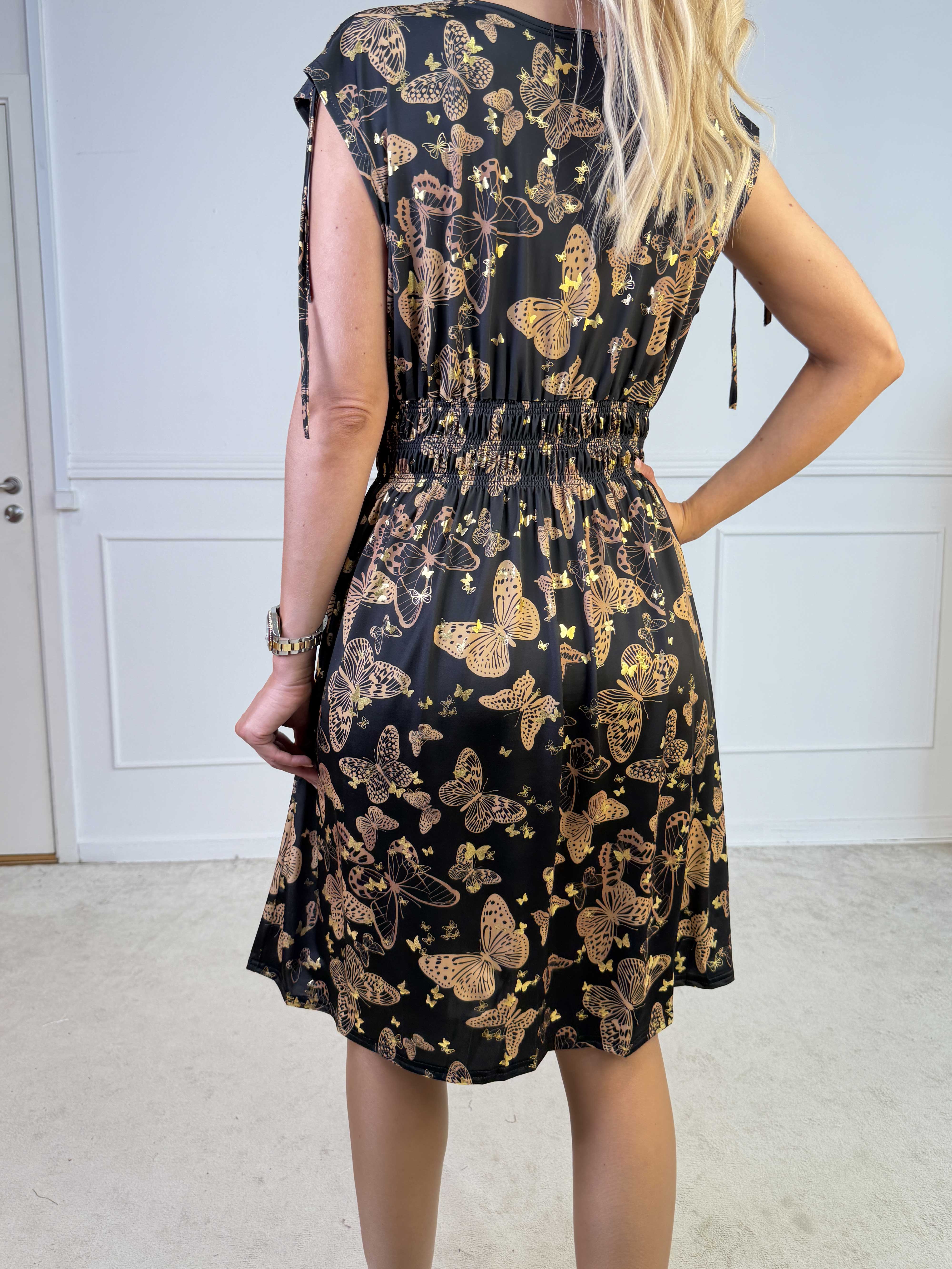 Pams Butterfly Sleeveless Short - Elastisk klänning med fjärilstryck och smock i midjan