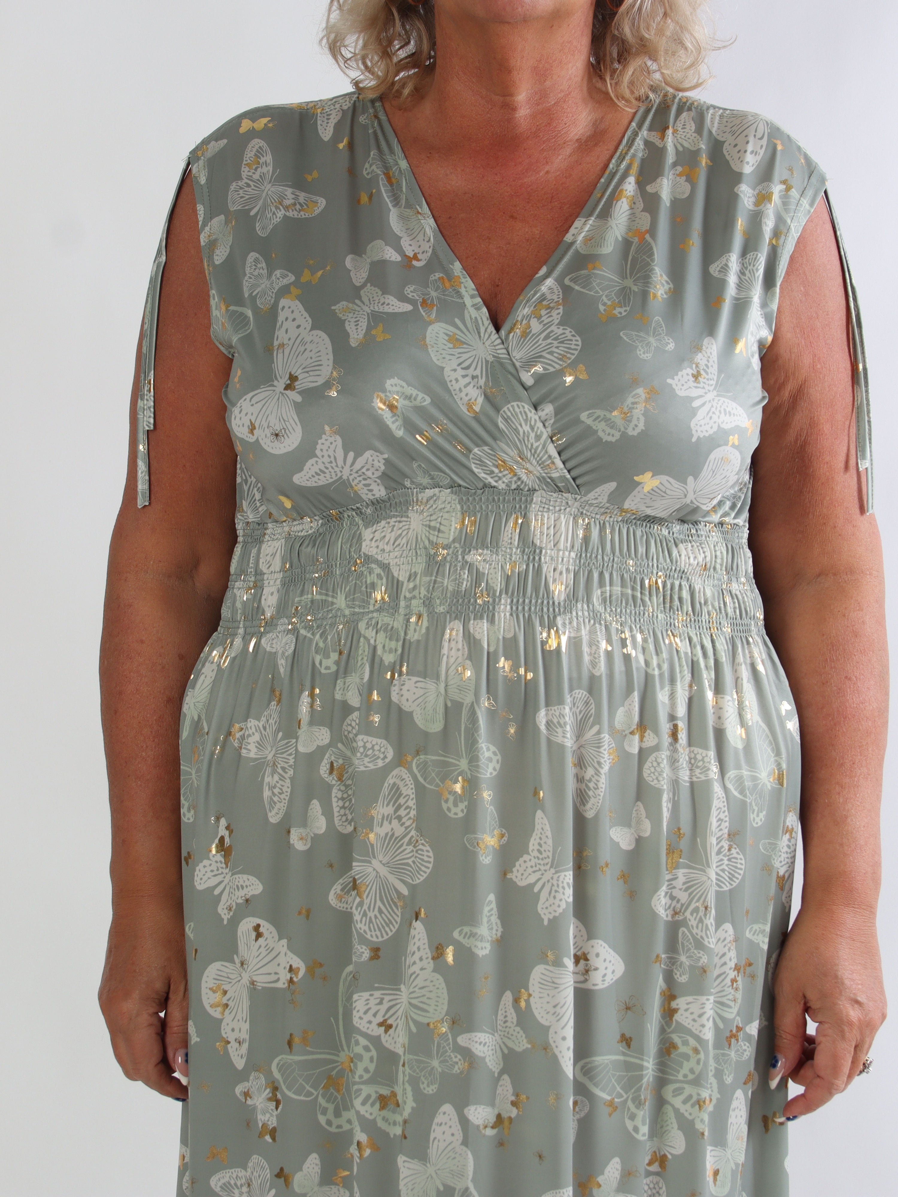 Pams Butterfly Sleeveless - Lang plus size kjole med sommerfugleprint og gulddetaljer