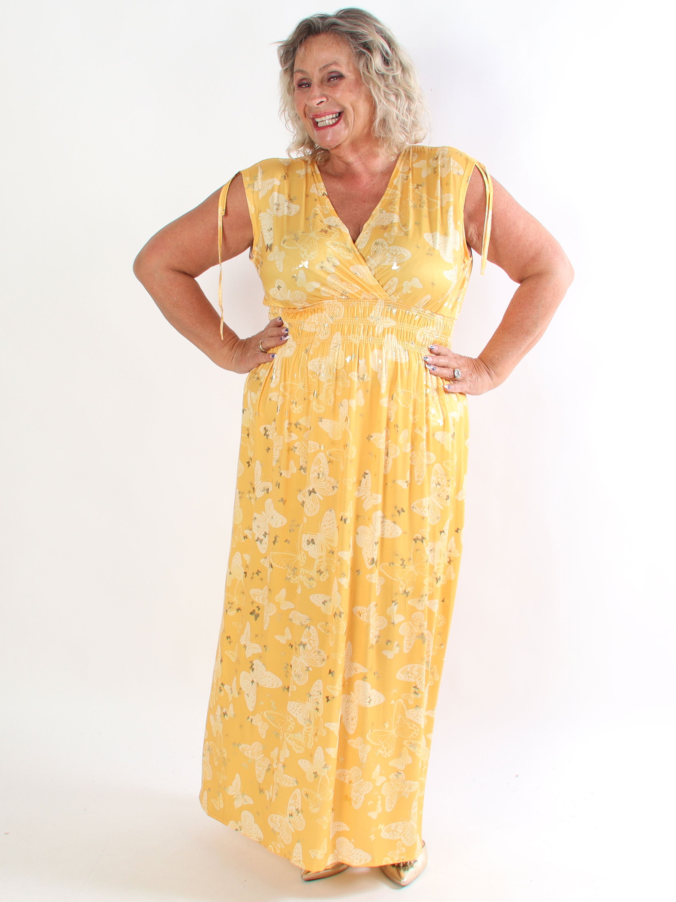 Pams Butterfly Sleeveless - Lang plus size kjole med sommerfugleprint og gulddetaljer