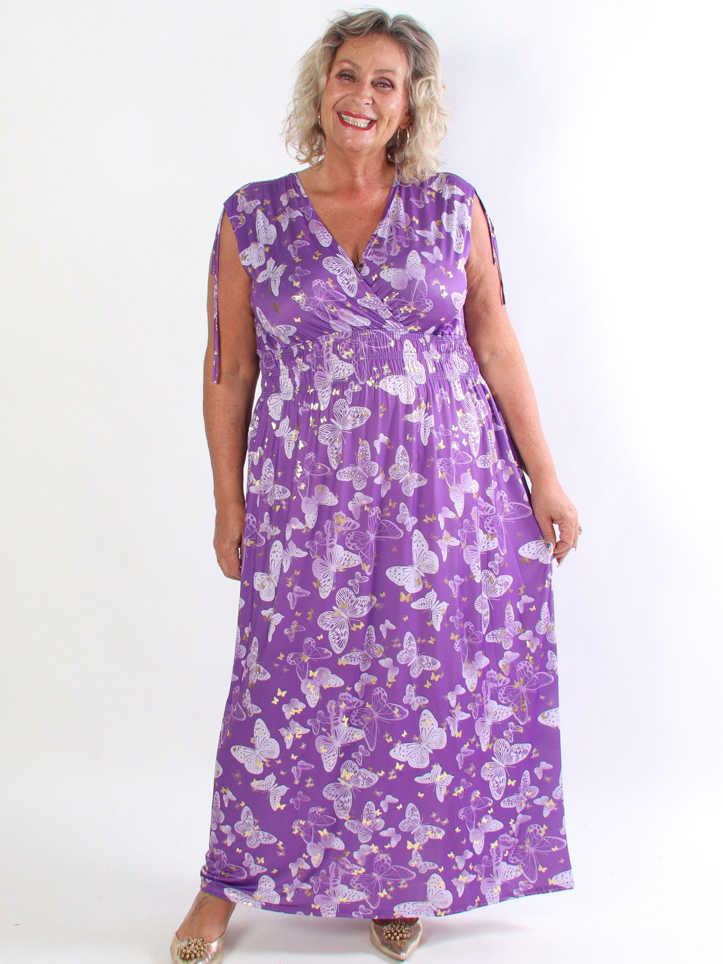 Pams Butterfly Sleeveless - Lang plus size kjole med sommerfugleprint og gulddetaljer