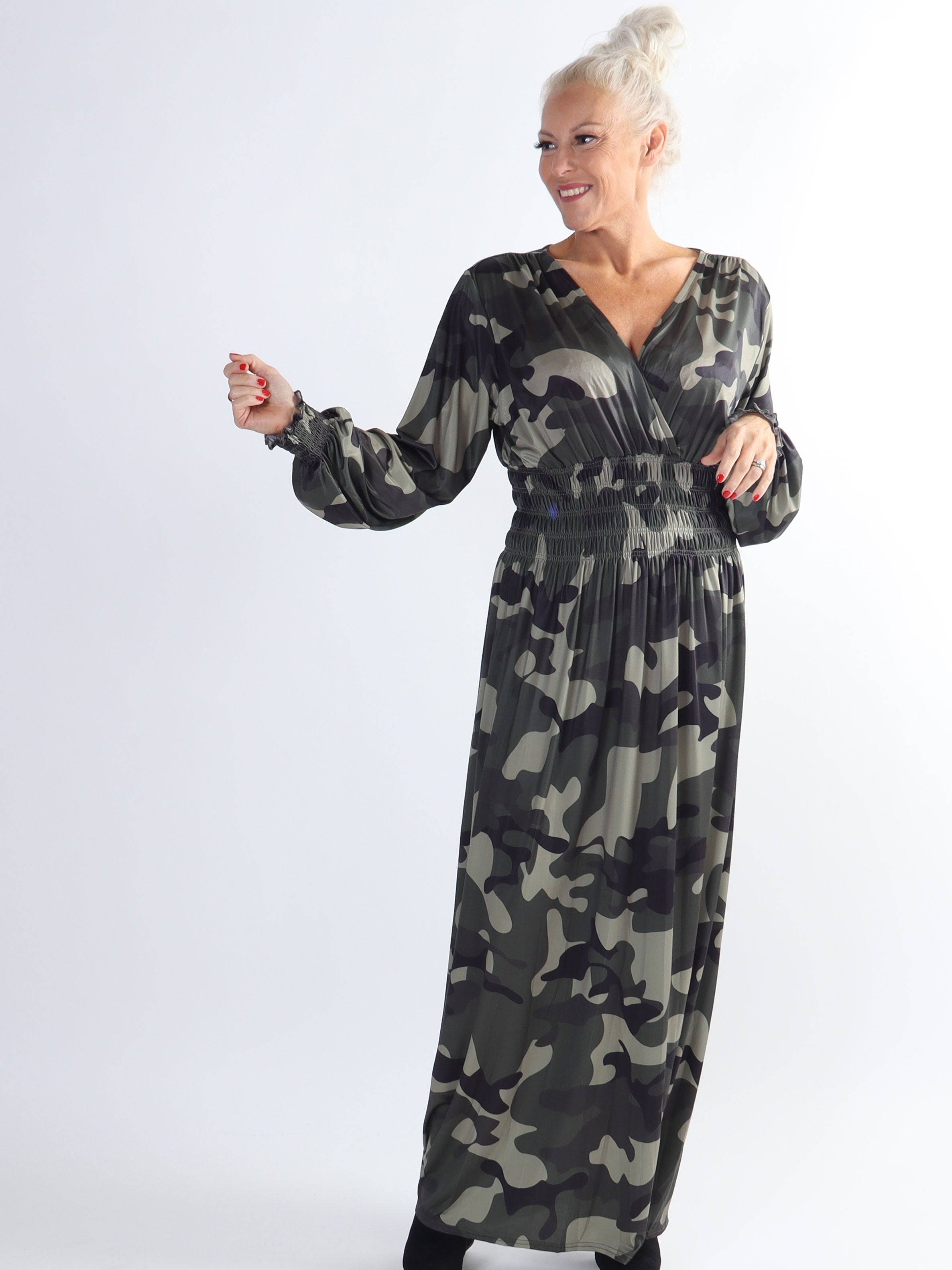 Pams Camo L/S - Stretchklänning med kamouflagemönster i stora storlekar