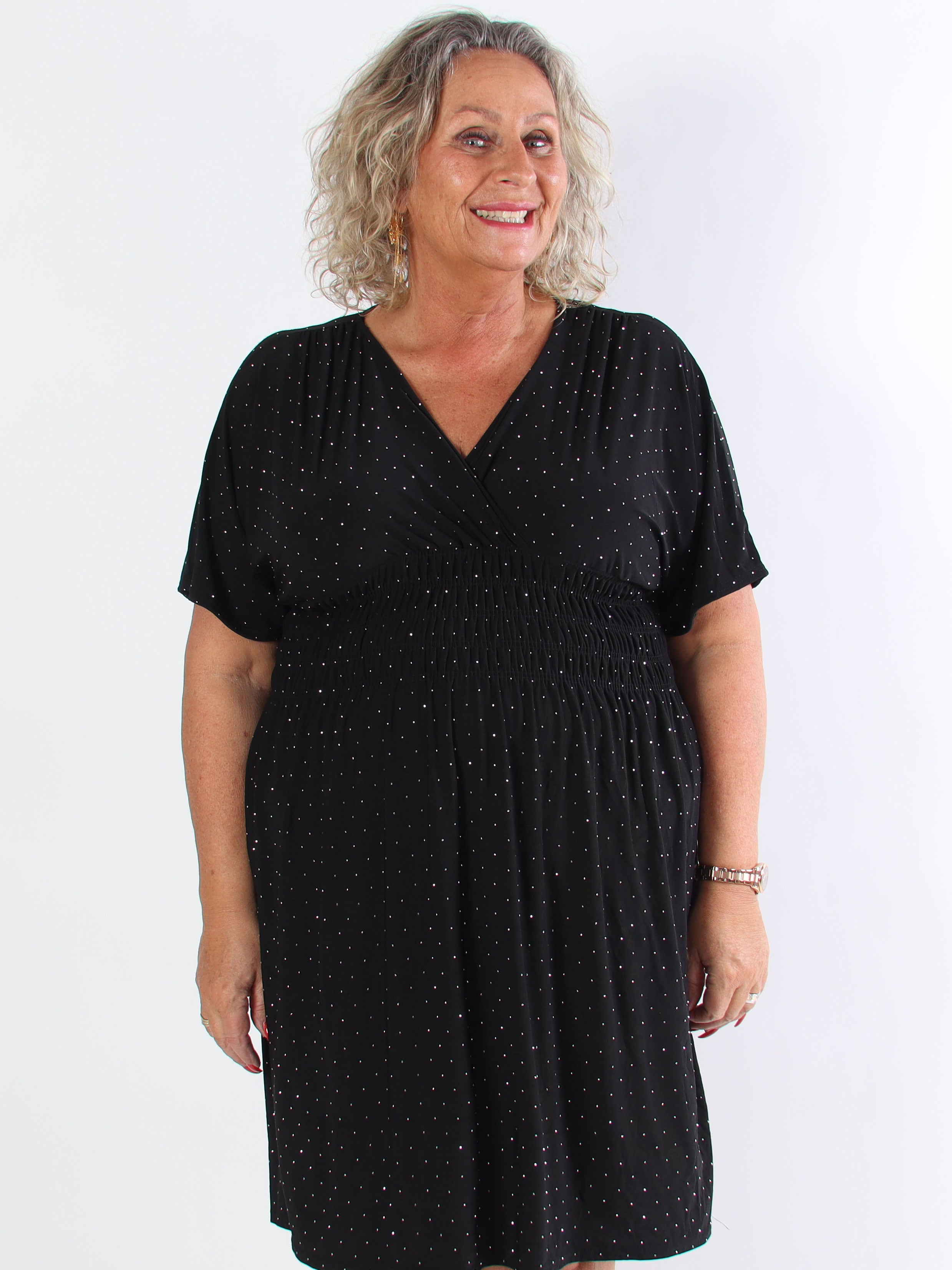 Pams Crystal Short - Kort elastisk plus size klänning med strass