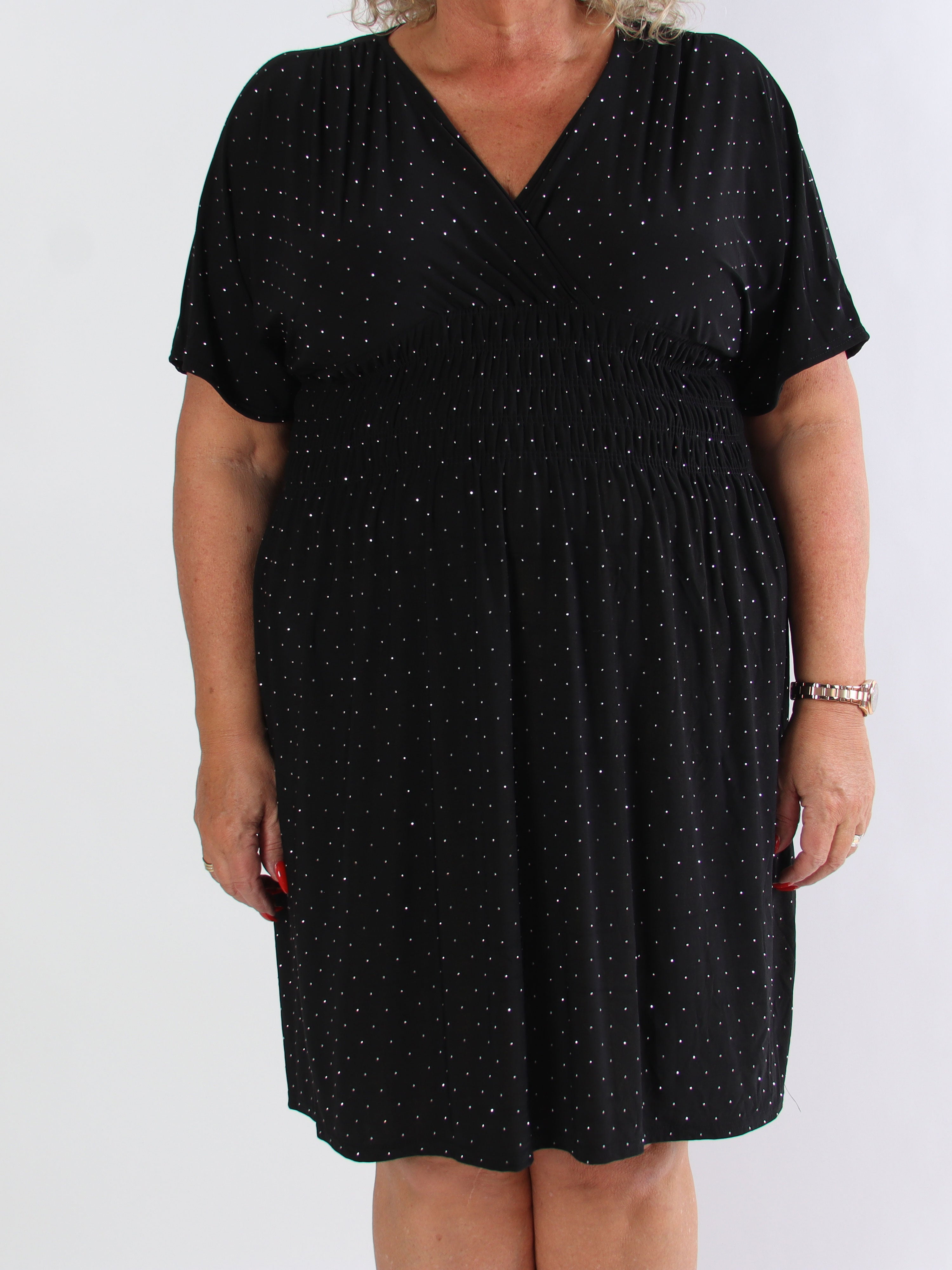 Pams Crystal Short - Kort elastisk plus size klänning med strass