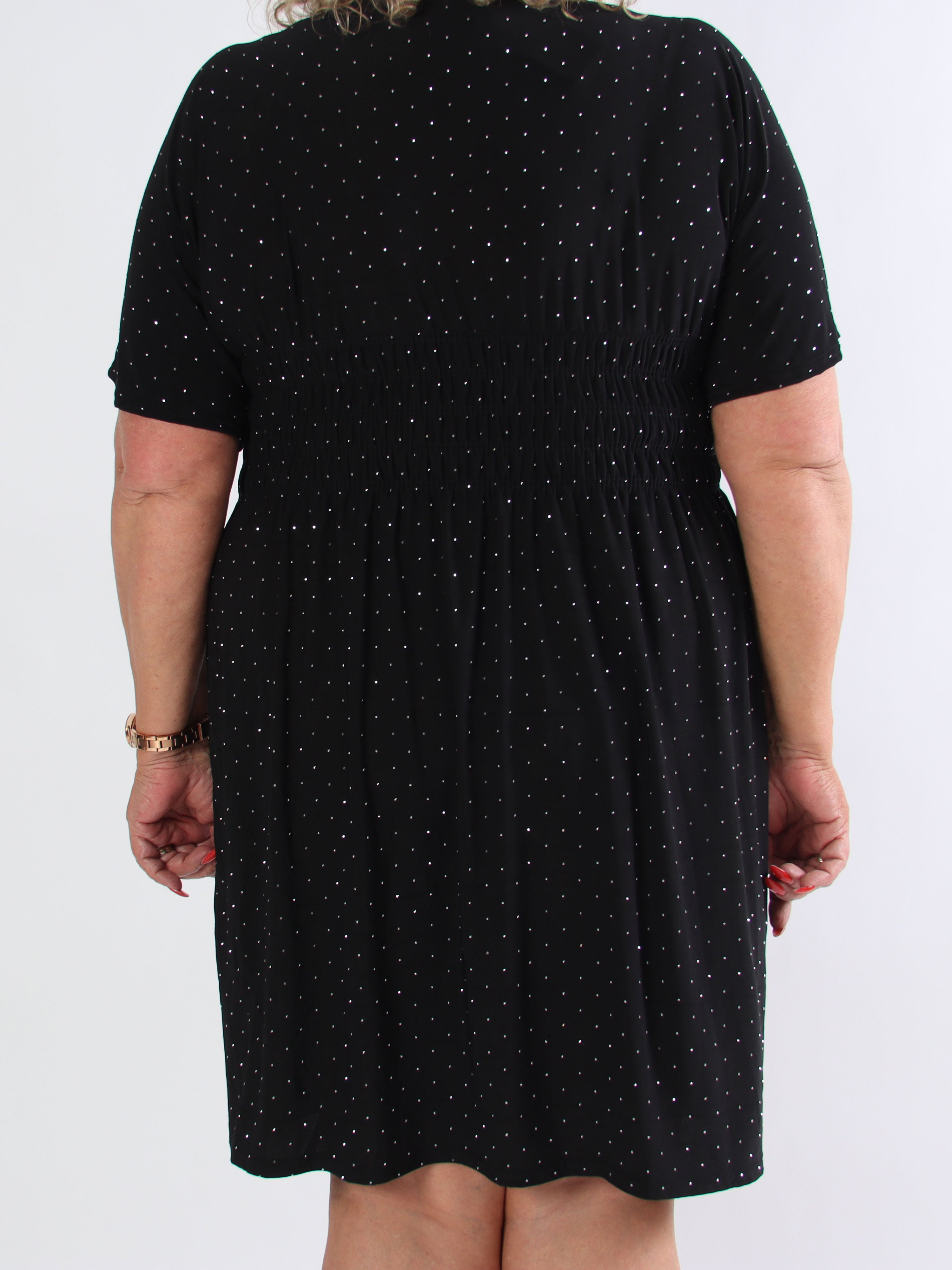 Pams Crystal Short - Kort elastisk plus size klänning med strass