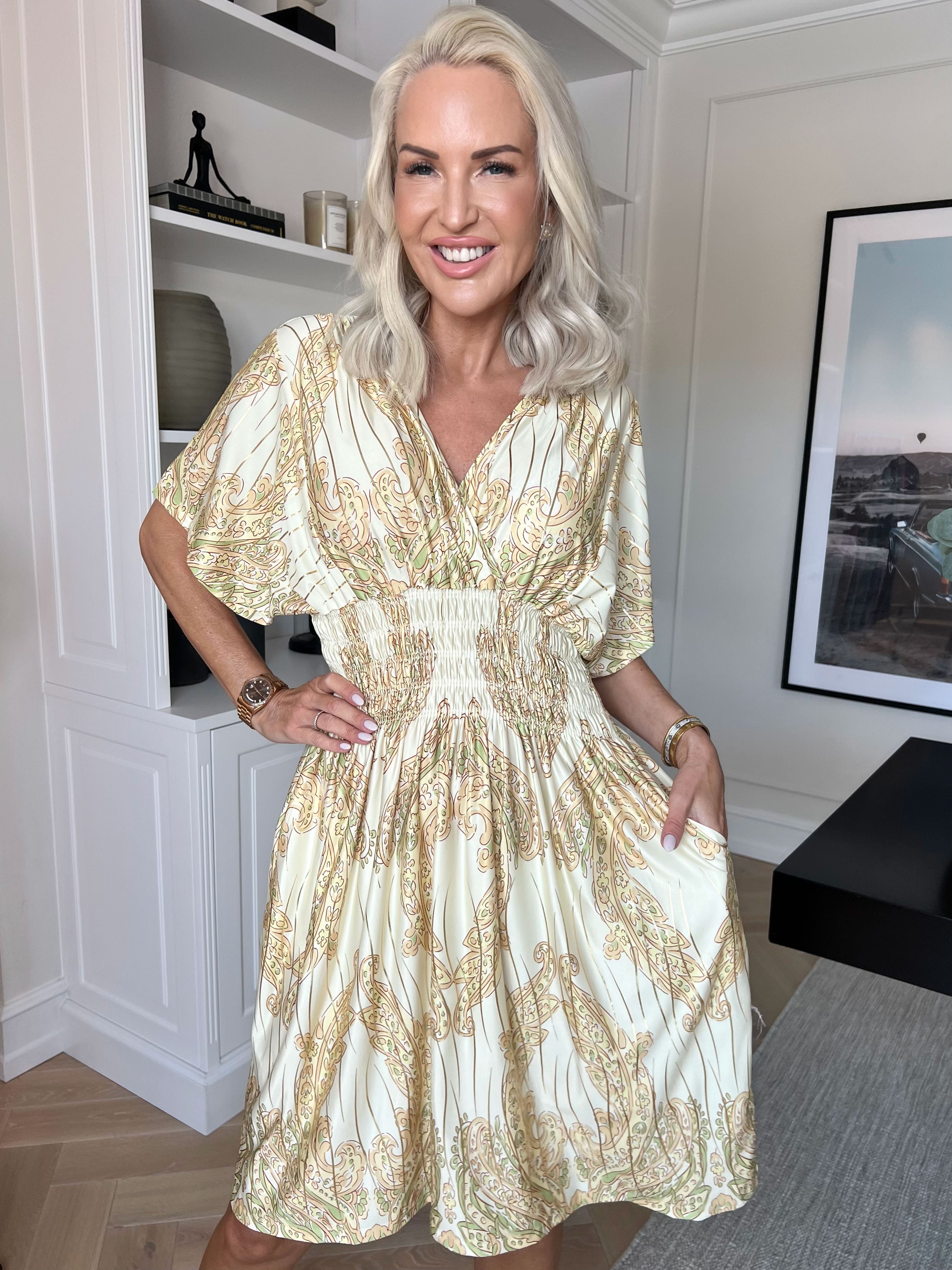 Pams Decor Short - Elastisk kjole med fine mønstre, gyldne strejf og lommer