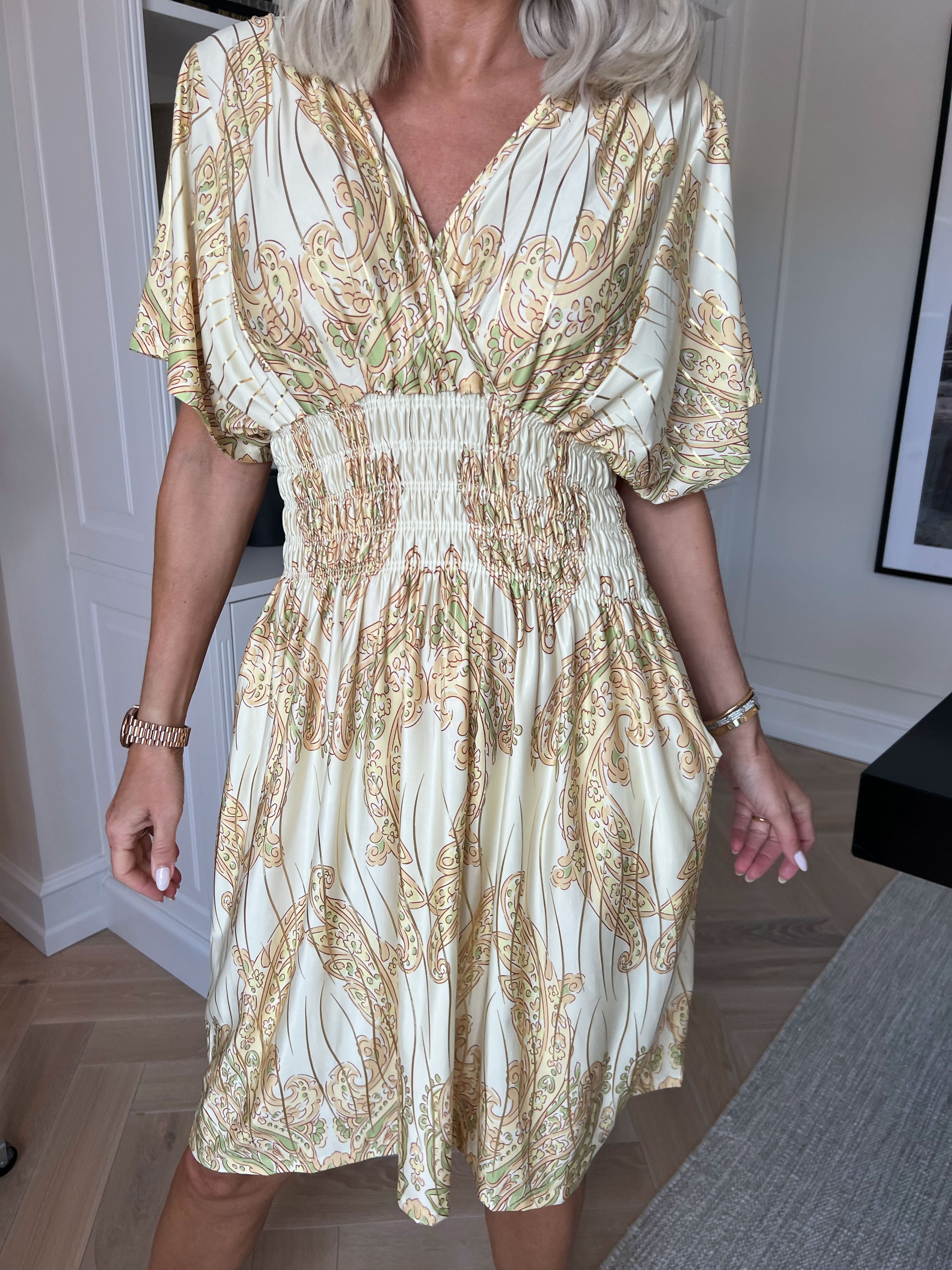 Pams Decor Short - Elastisk kjole med fine mønstre, gyldne strejf og lommer