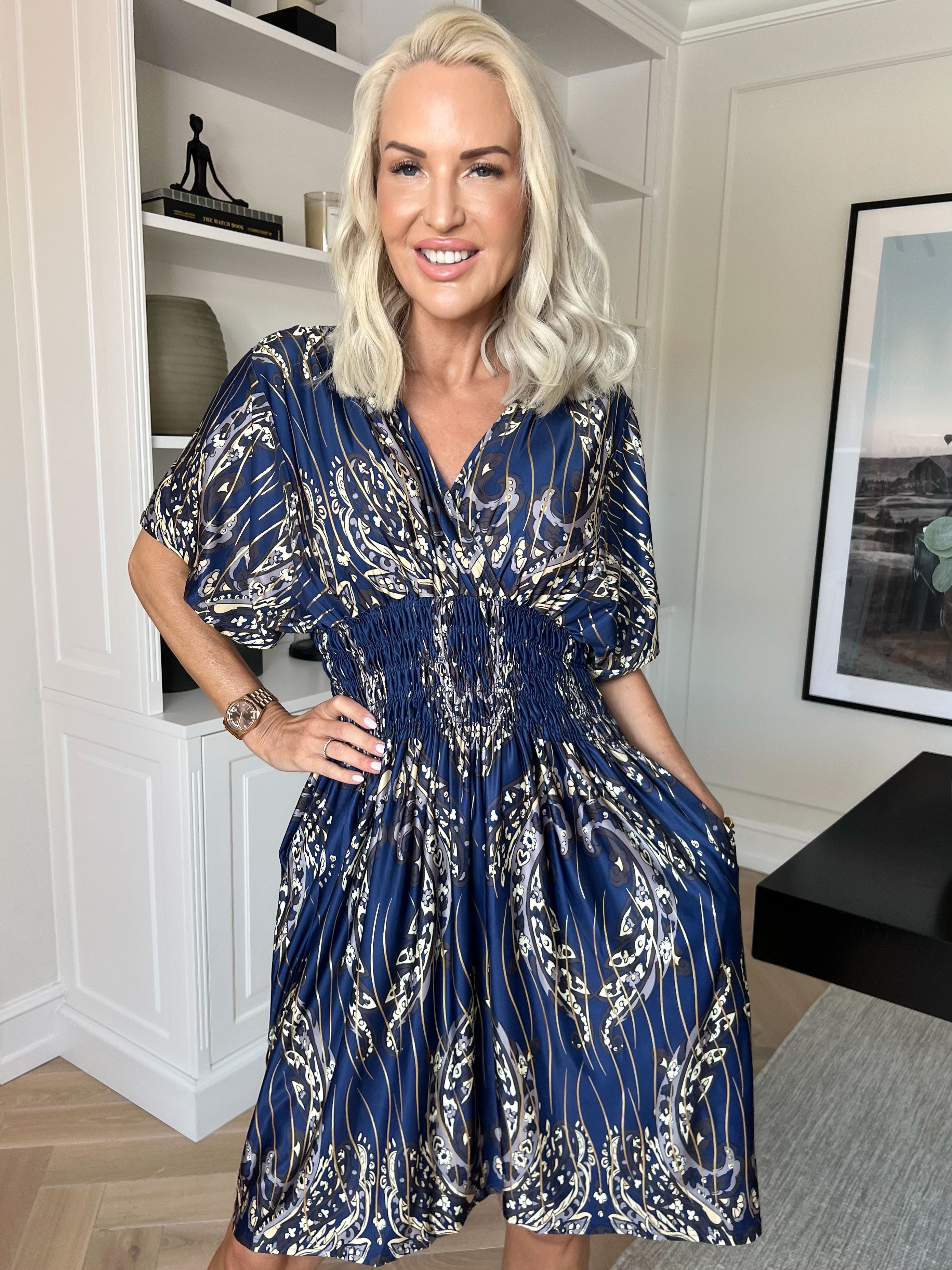 Pams Decor Short - Elastisk kjole med fine mønstre, gyldne strejf og lommer