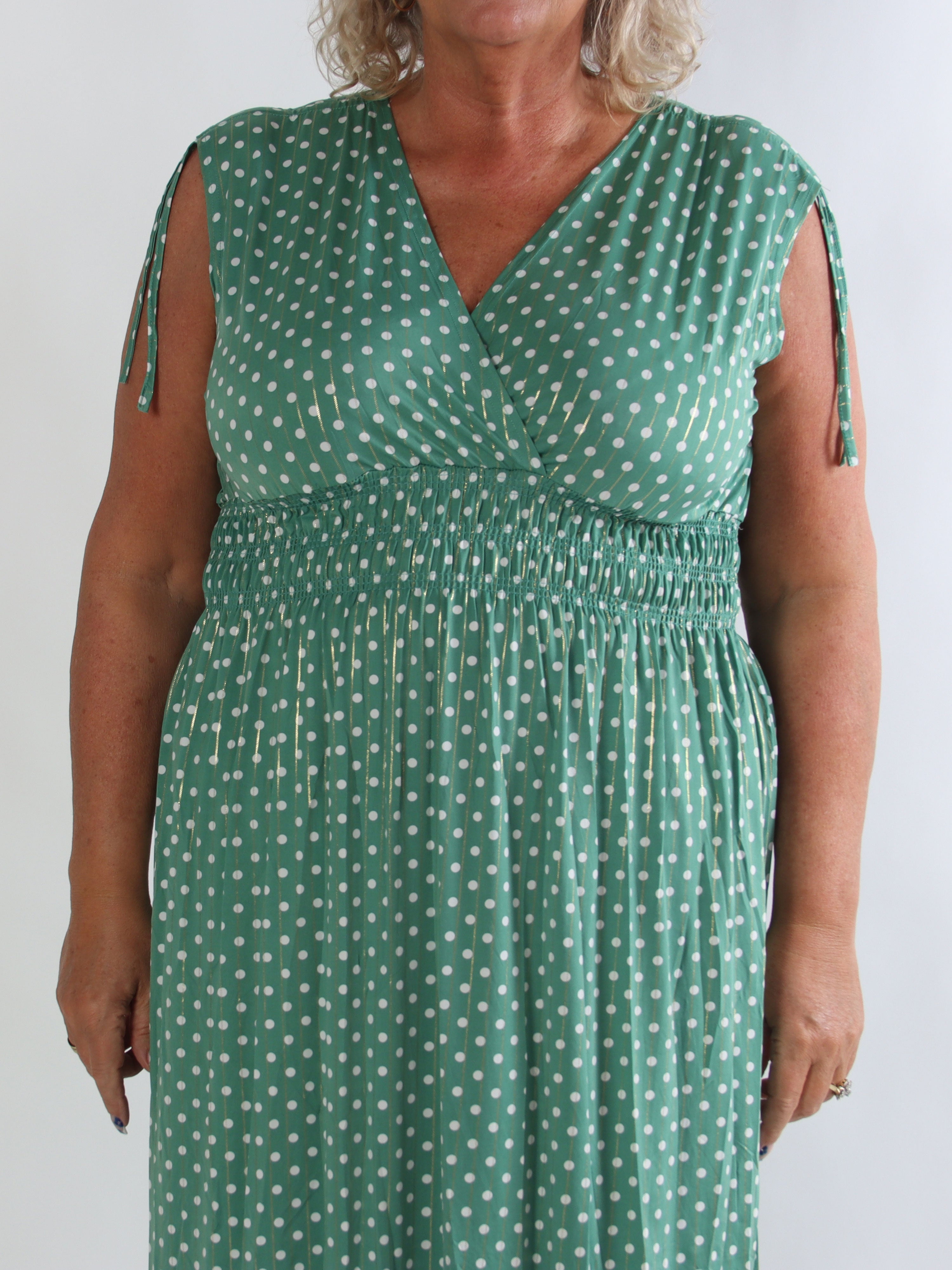 Pams Dot Midi N/S - Elastisk plus size kjole med prikker og smock i livet