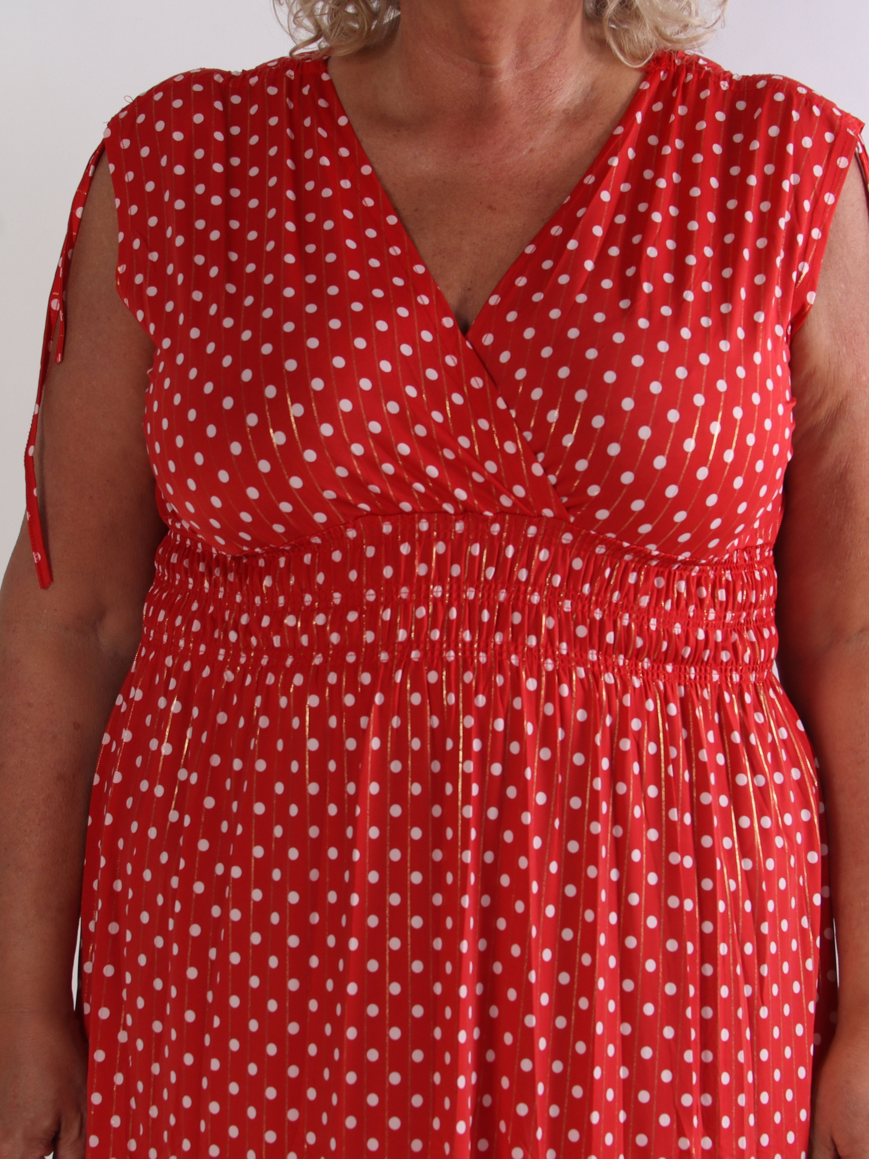 Pams Dot Midi N/S - Elastisk plus size kjole med prikker og smock i livet