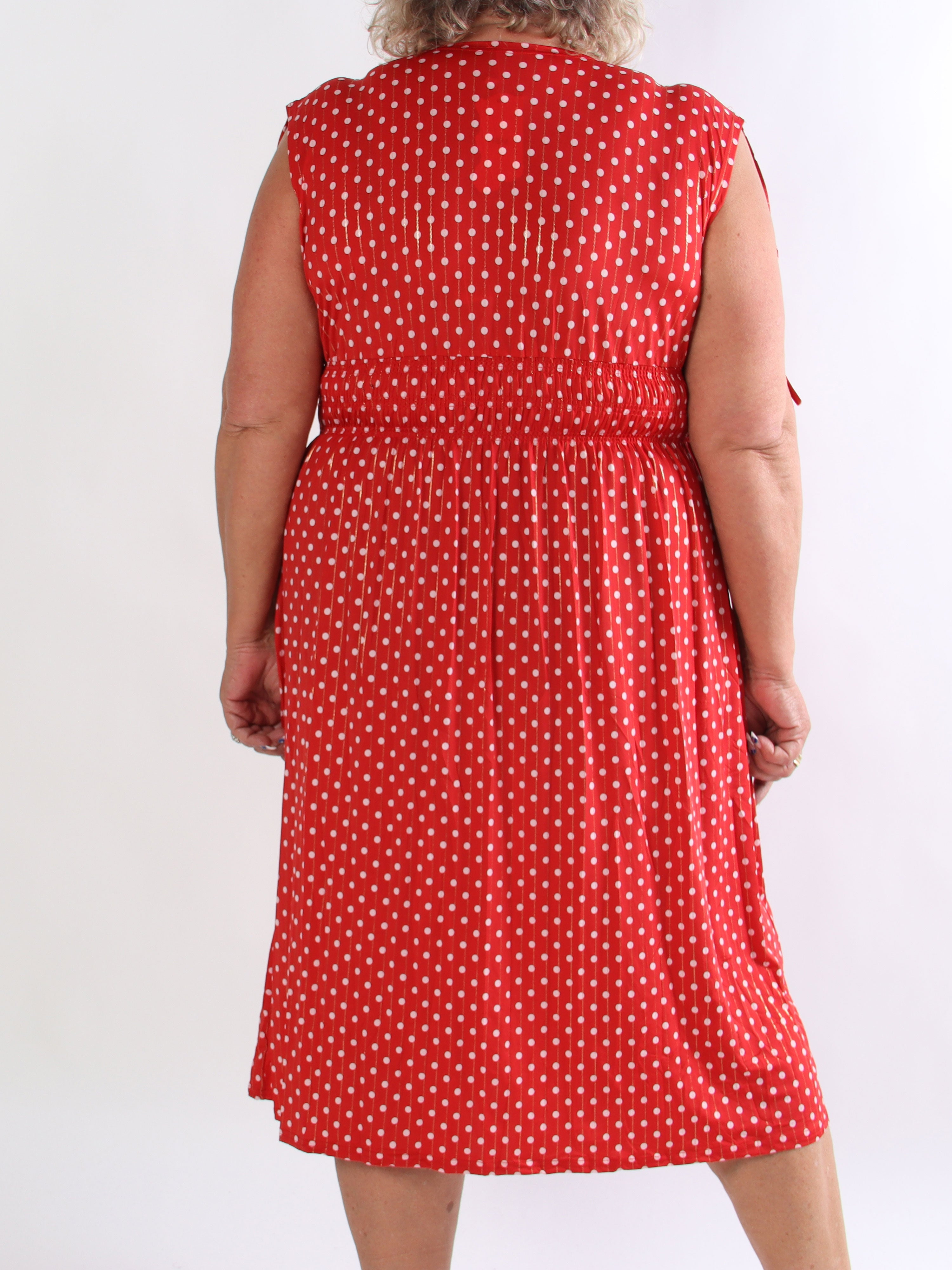 Pams Dot Midi N/S - Elastisk plus size kjole med prikker og smock i livet