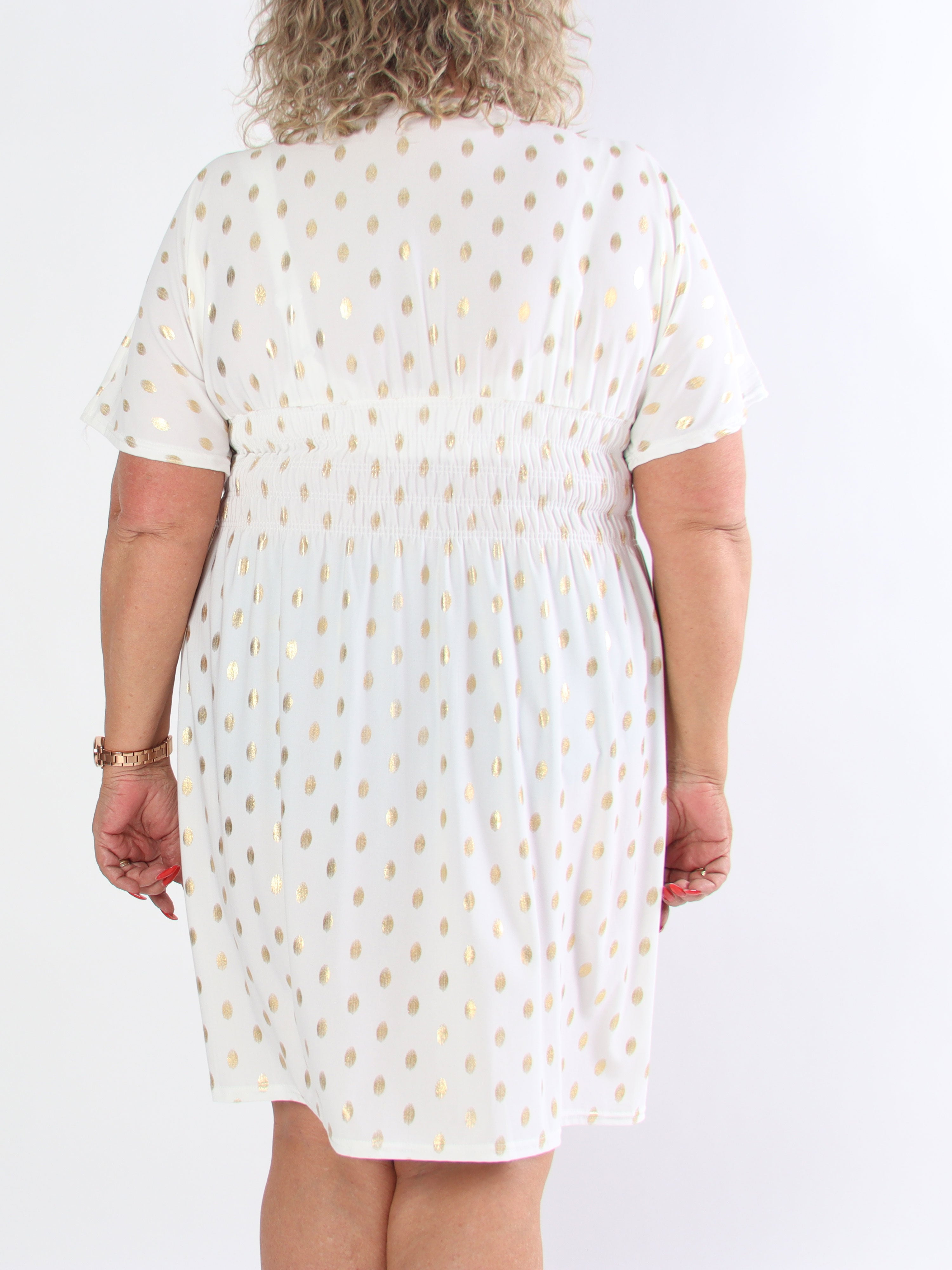 Pams Dot Short - Elastisk klänning i plus size med guldprickar