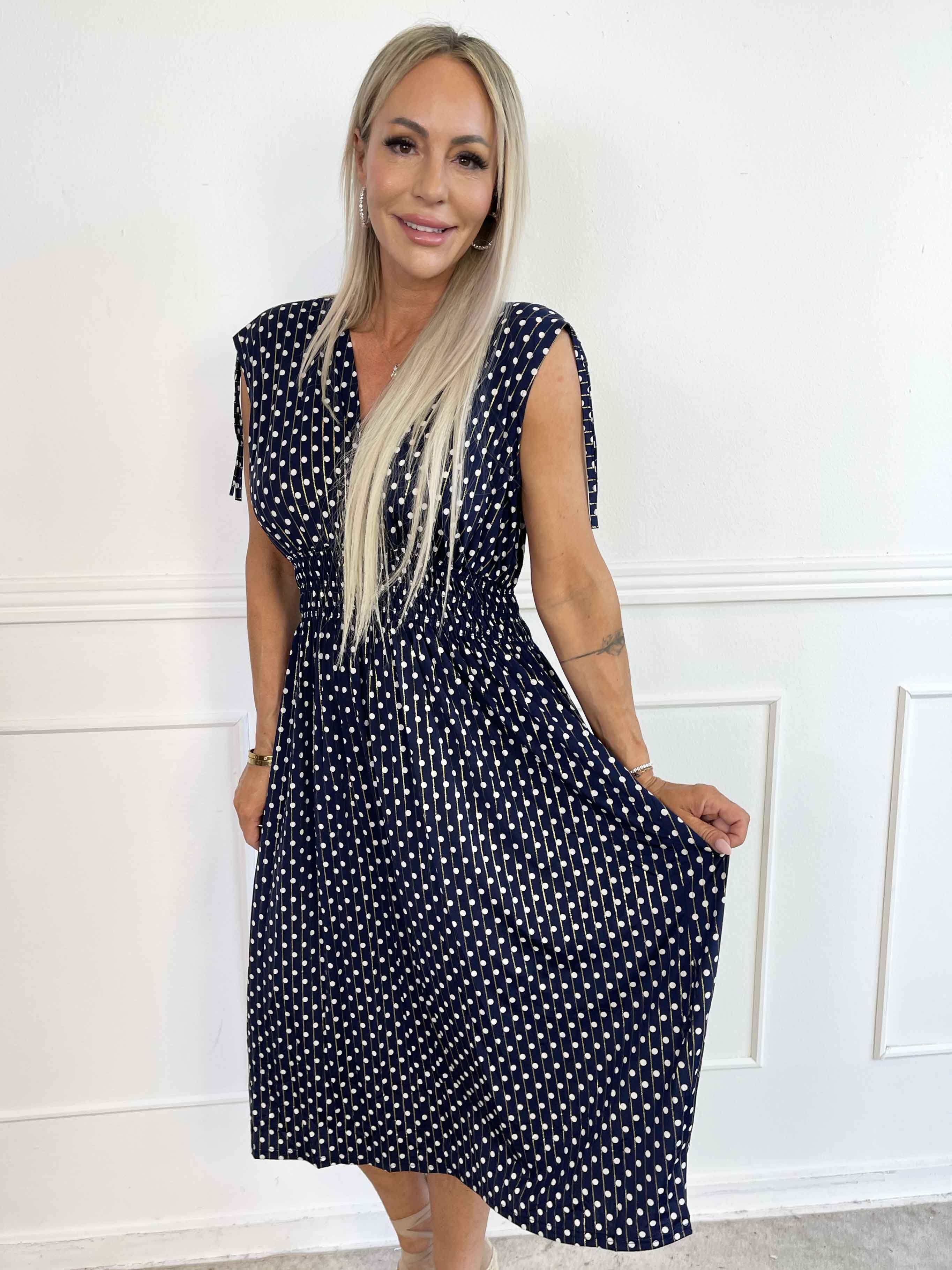 Pams Dot Midi N/S - Elastisk kjole med prikker og smock i livet