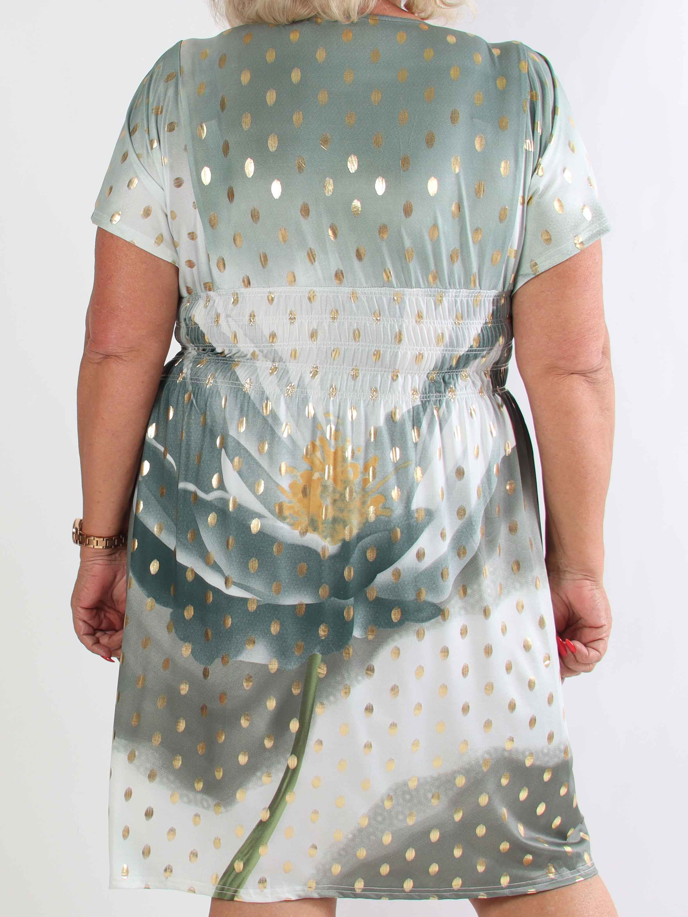Pams Field Short - Kort elastisk plus size kjole med blomstermotiv og guld dutter