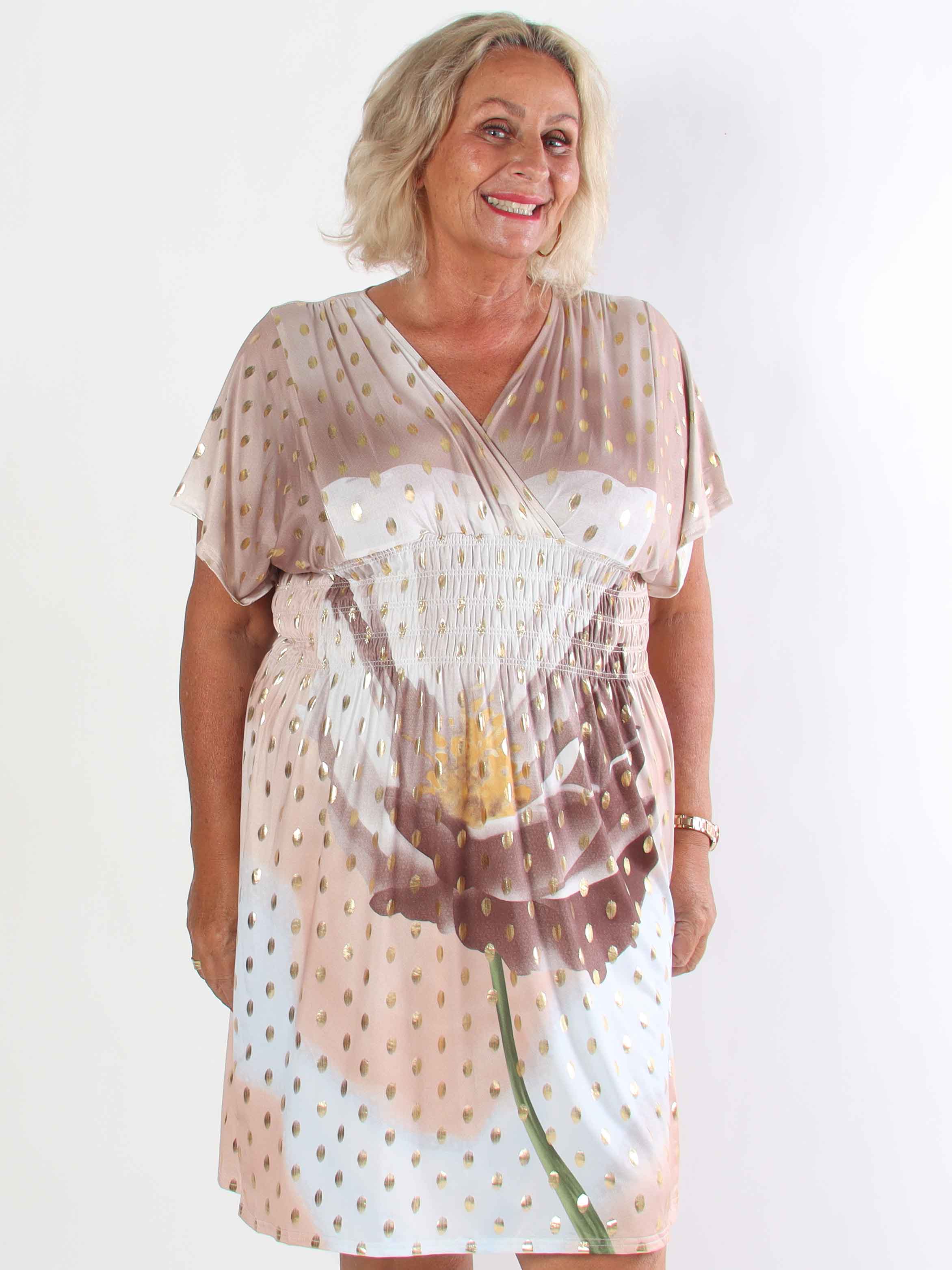 Pams Field Short - Kort elastisk plus size kjole med blomstermotiv og guld dutter