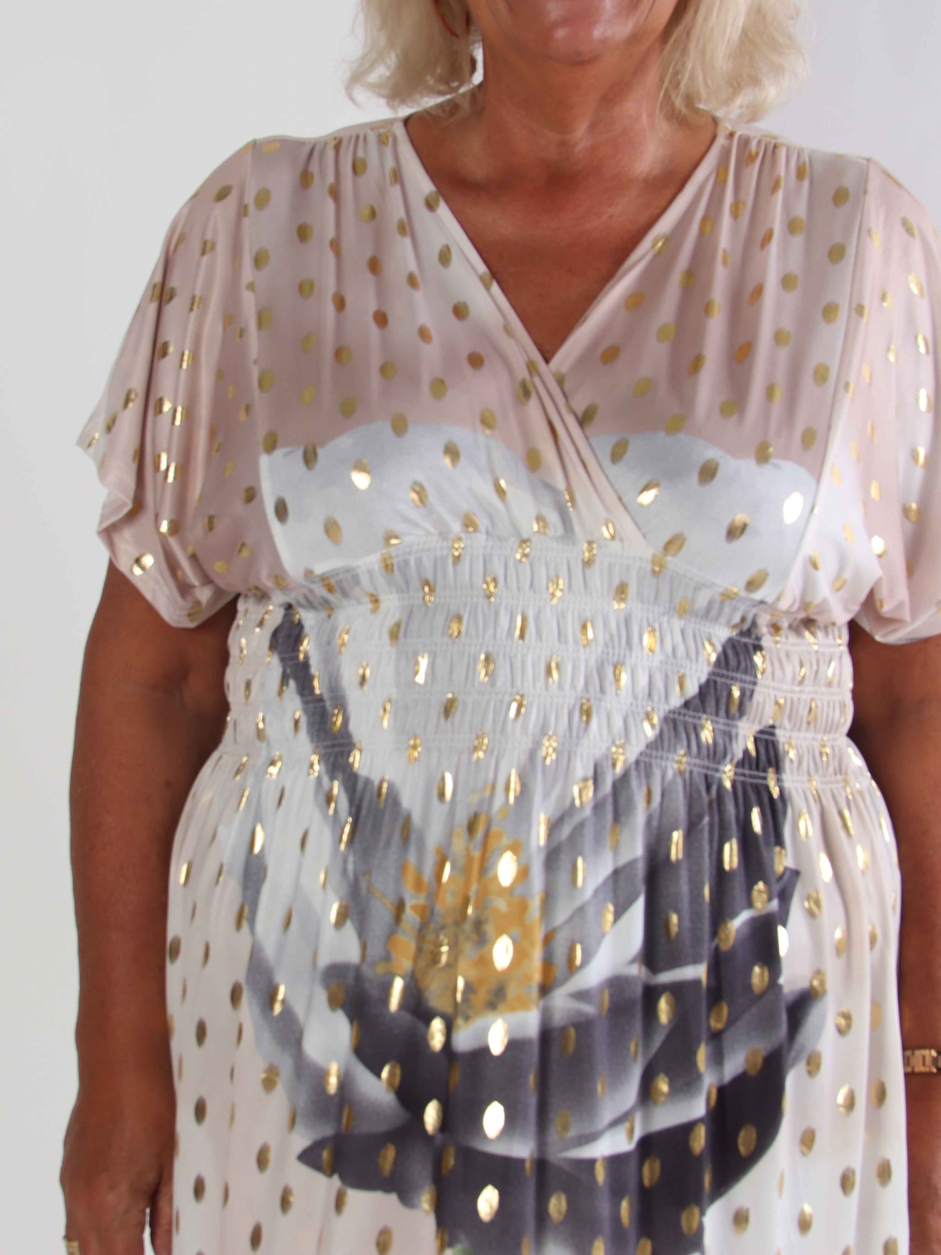 Pams Field Short - Kort elastisk plus size kjole med blomstermotiv og guld dutter