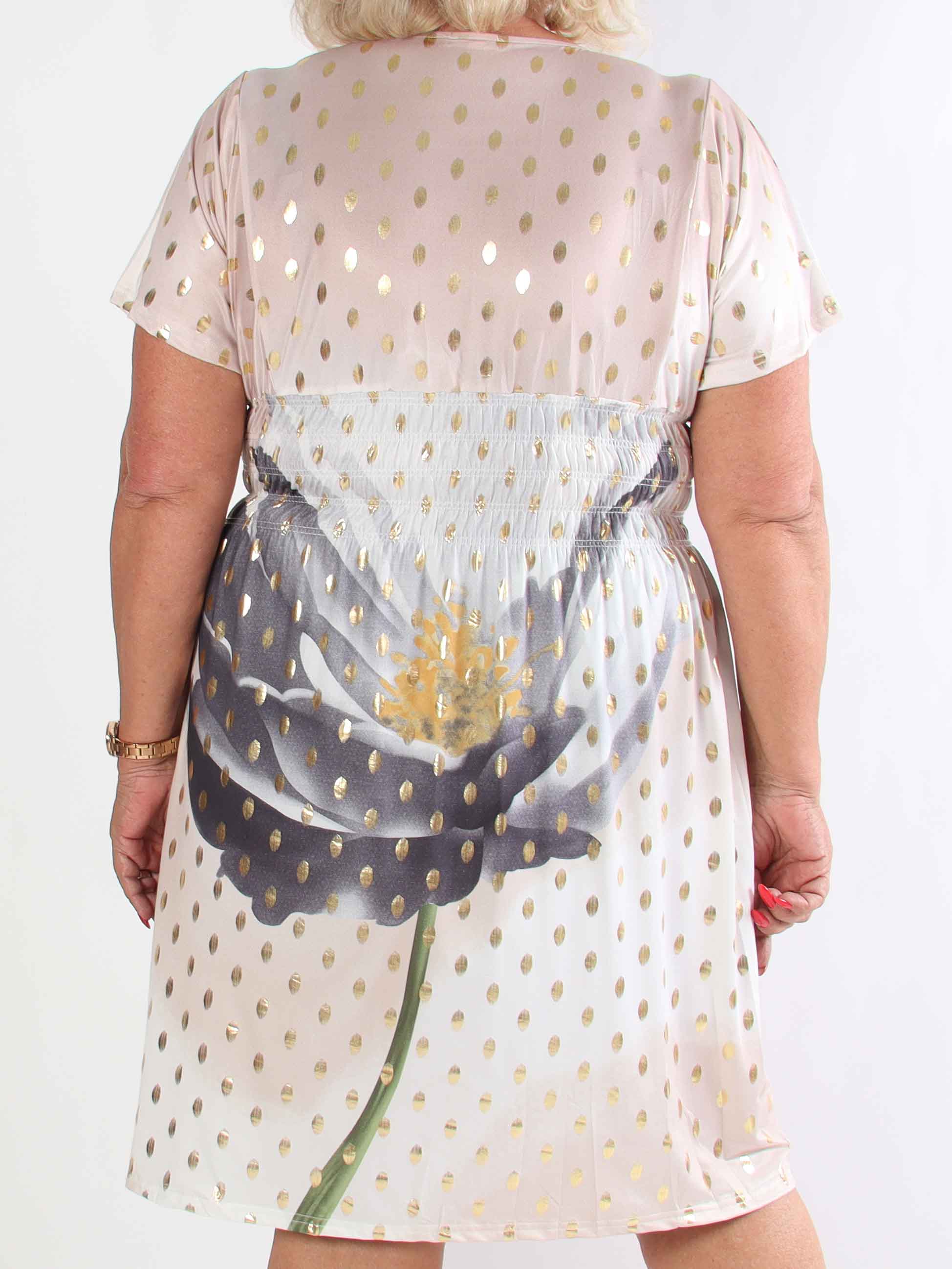 Pams Field Short - Kort elastisk plus size kjole med blomstermotiv og guld dutter